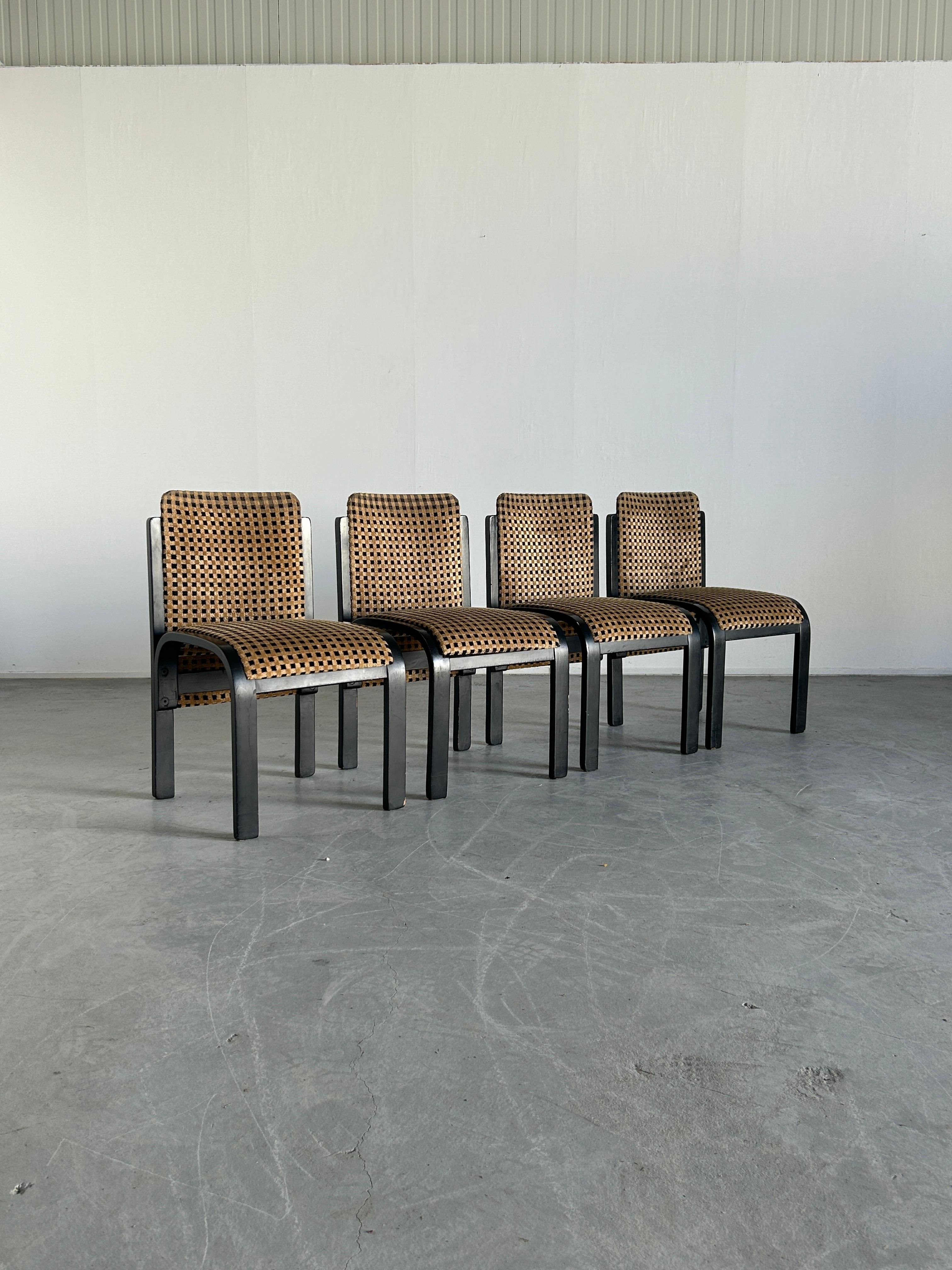 Ensemble de 4 chaises de salle à manger italiennes sculpturales en bois cintré laqué, motif géométrique Bon état - En vente à Zagreb, HR