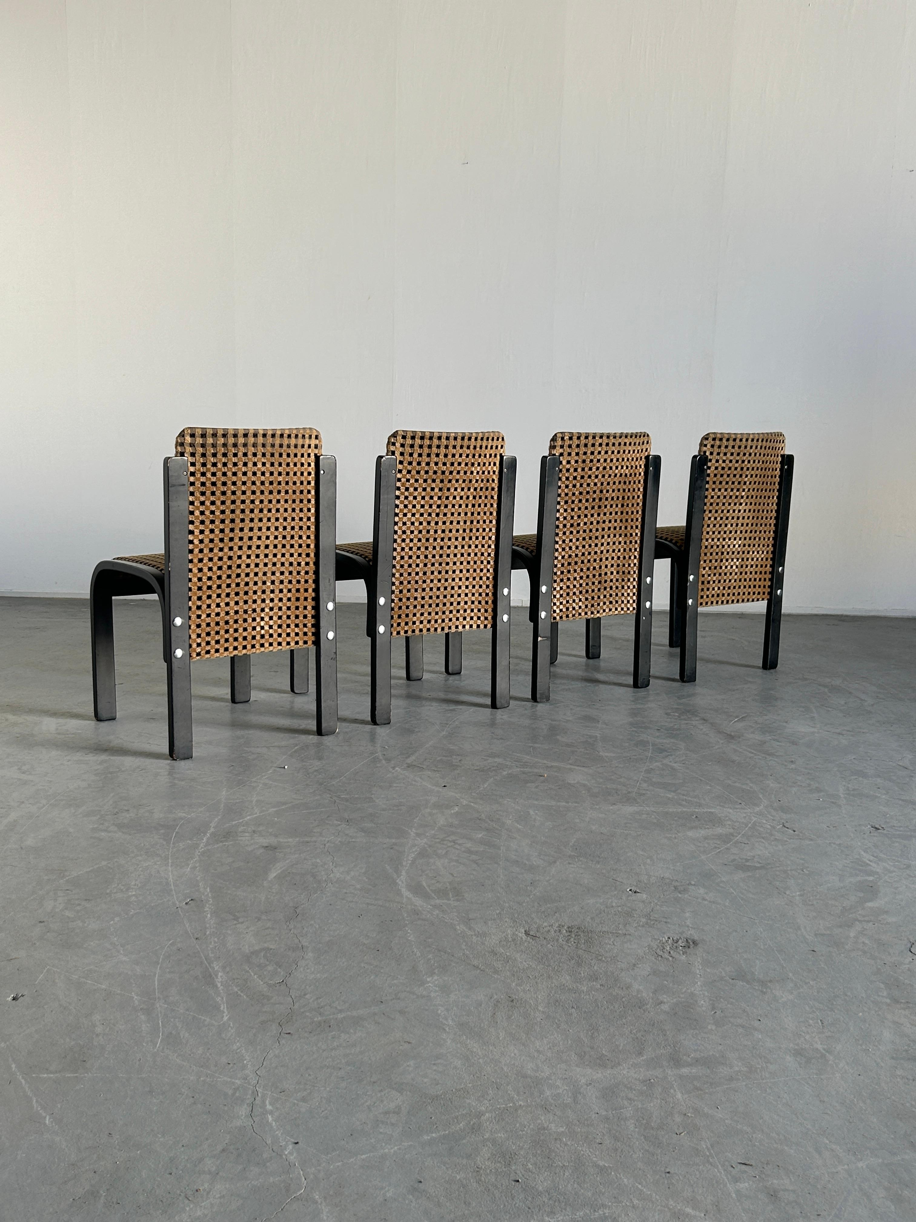 Fin du 20e siècle Ensemble de 4 chaises de salle à manger italiennes sculpturales en bois cintré laqué, motif géométrique en vente