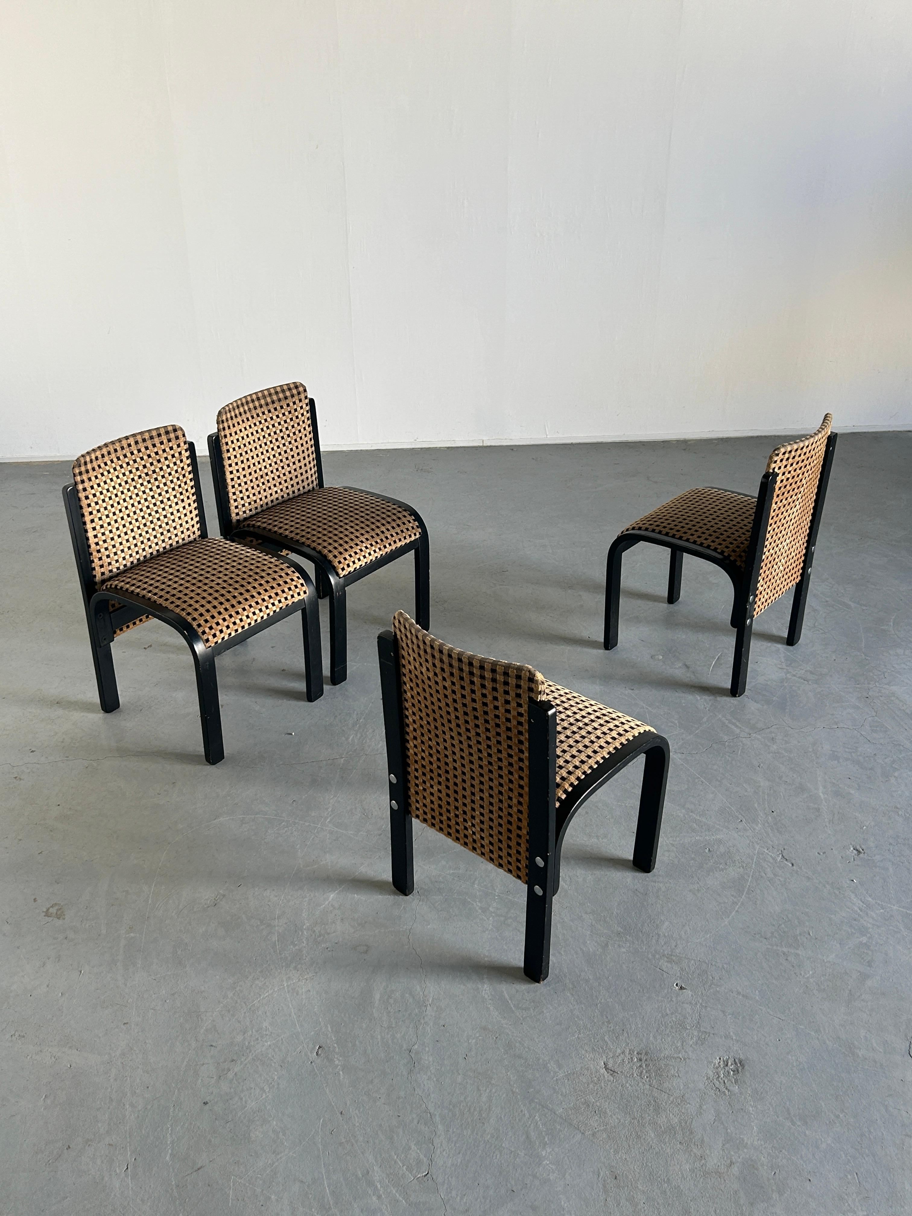 Satz von 4 italienischen skulpturalen Esszimmerstühlen aus lackiertem, lackiertem Bugholz, geometrischem Muster (Ende des 20. Jahrhunderts) im Angebot