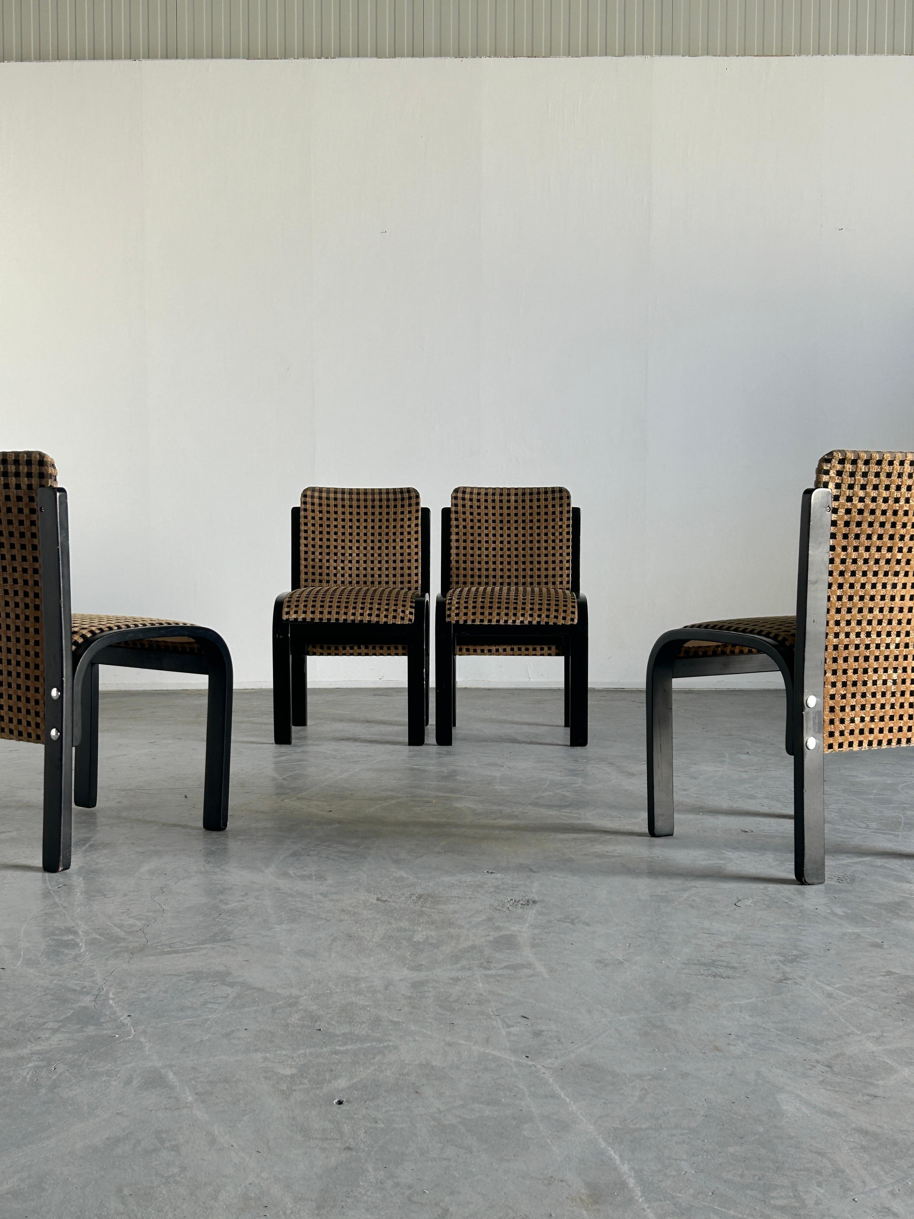 Satz von 4 italienischen skulpturalen Esszimmerstühlen aus lackiertem, lackiertem Bugholz, geometrischem Muster (Polster) im Angebot