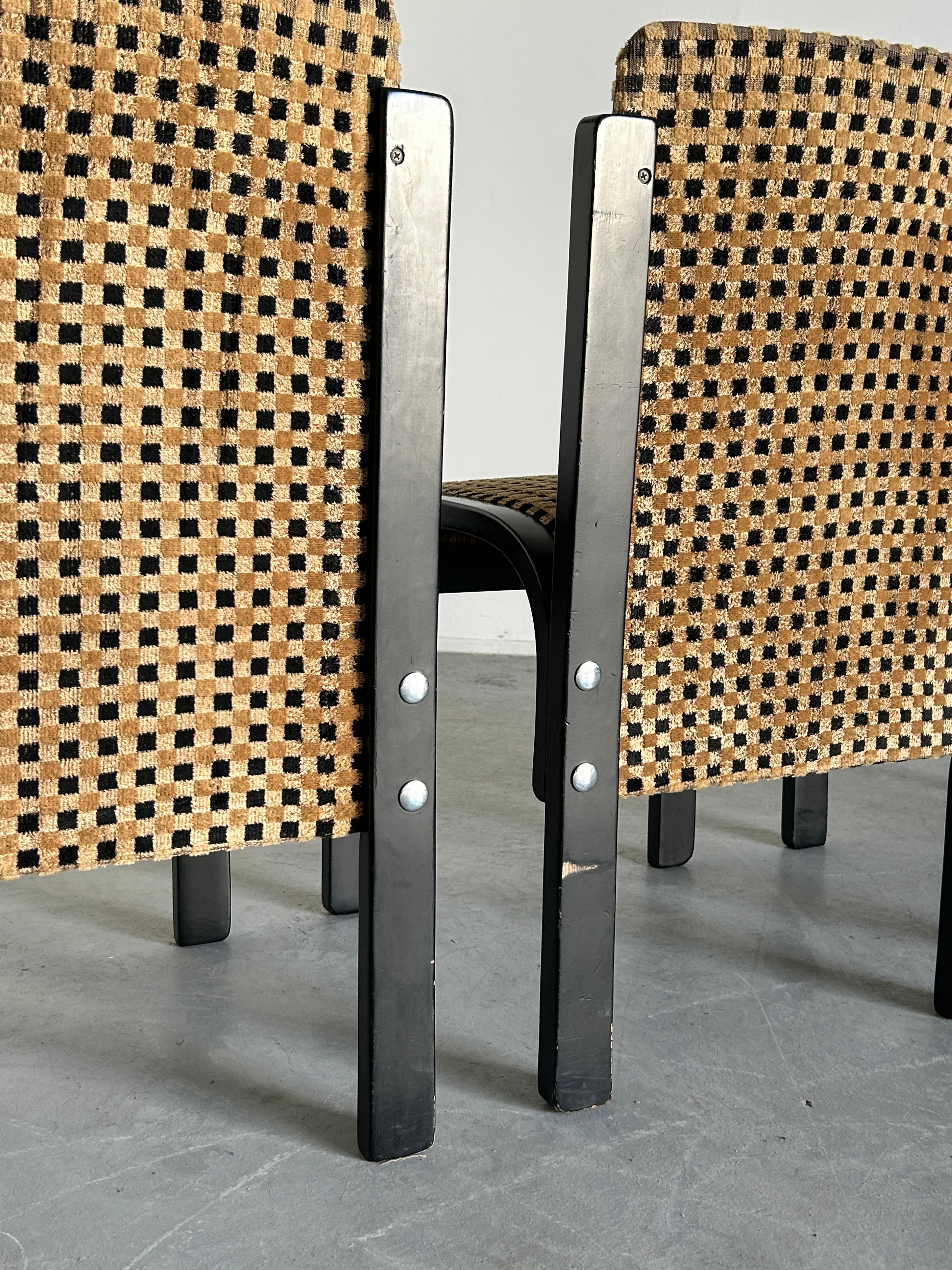 Ensemble de 4 chaises de salle à manger italiennes sculpturales en bois cintré laqué, motif géométrique en vente 2