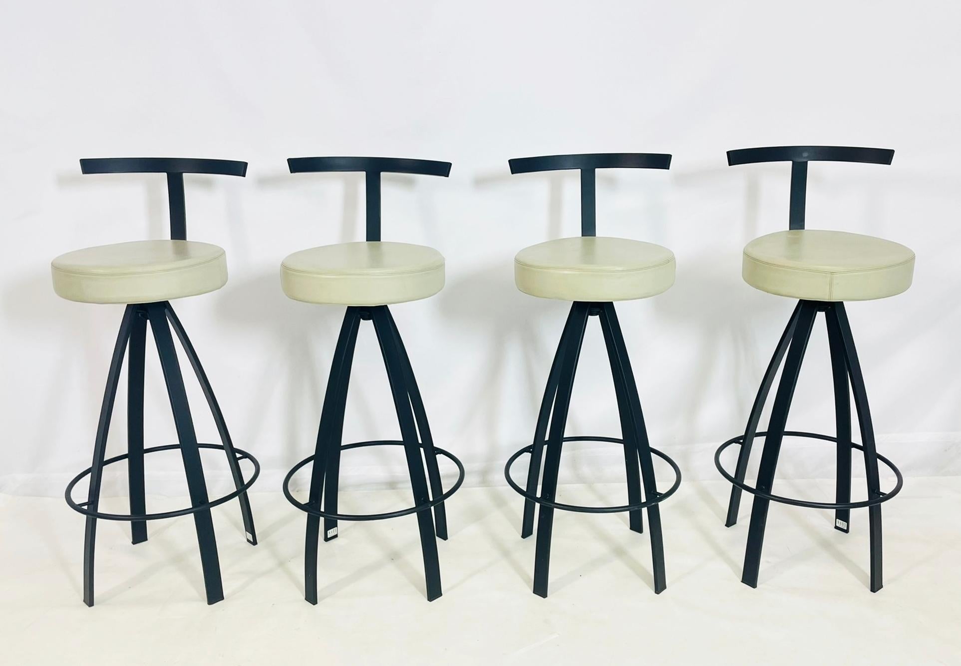 Dieses raffinierte Set aus vier drehbaren italienischen Barhockern von NAOS wertet jede moderne Küche oder Unterhaltungseinrichtung auf. Diese in Italien fachmännisch gefertigten Hocker verbinden raffiniertes Industriedesign mit außergewöhnlichem