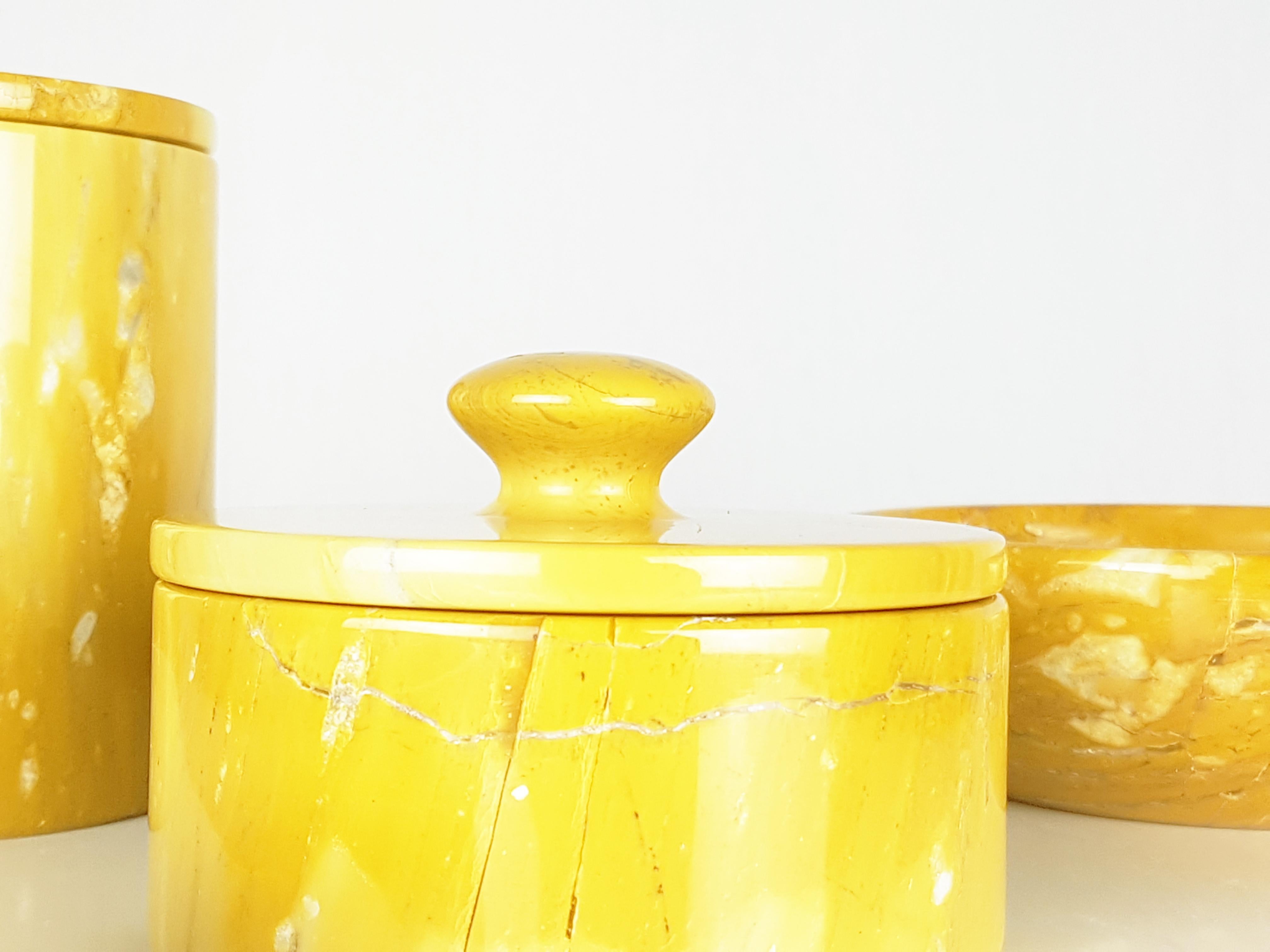Ensemble de 4 bols et boîtes italiens en marbre jaune de Sienne des années 1970 en vente 3