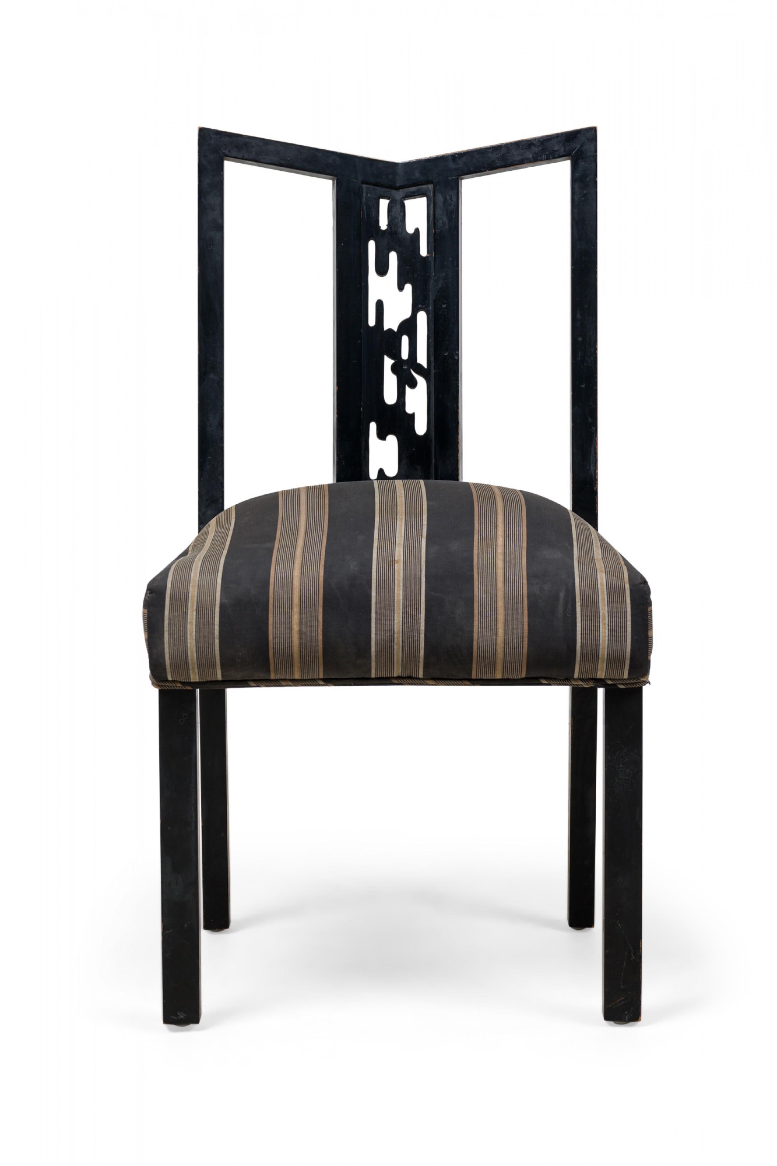ENSEMBLE de 4 chaises de salle à manger / chaises d'appoint américaines du milieu du siècle, avec une structure en bois laqué noir présentant des dossiers géométriques ajourés et des éclisses centrales sculptées en forme de découpe organique, et des