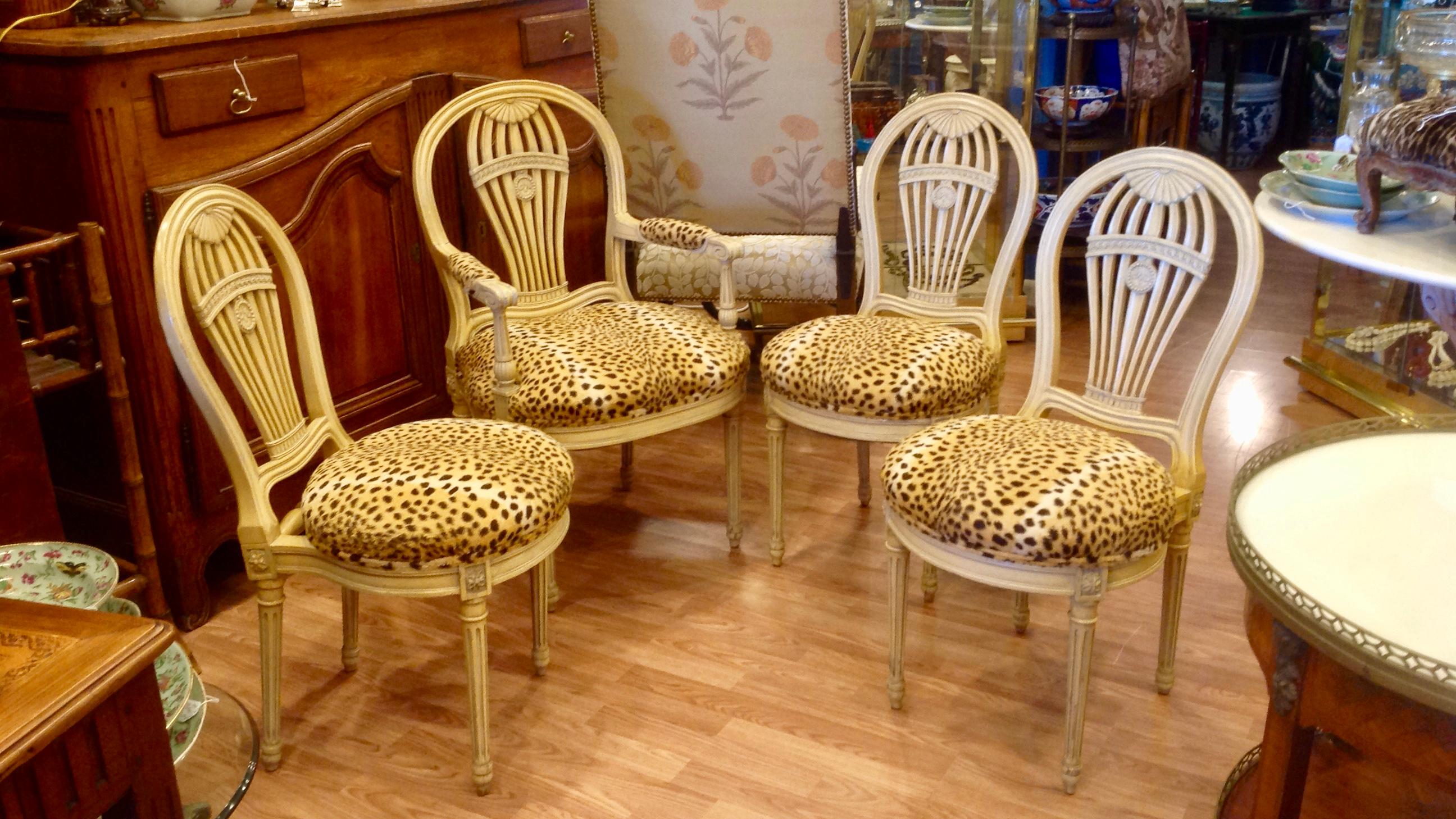 Superb Classic design: One armchair and 3 sides.
Eye-catching faux leopard seats.
Measures: Armchair is 38