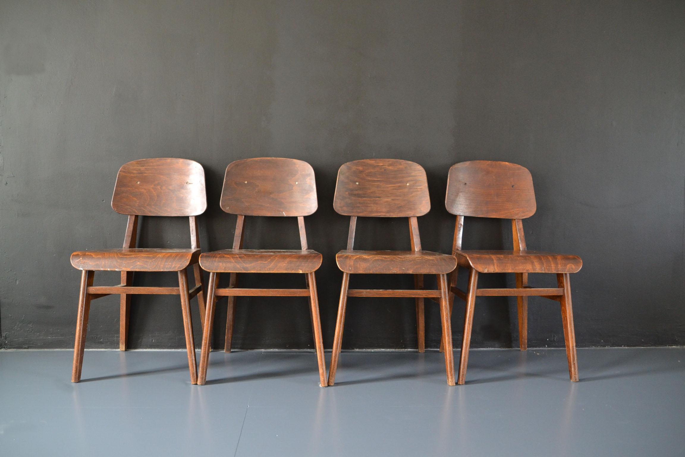 Set of 4 Jean Prouvé chairs,
circa 1941 of the establishments Vauconsant de Saint Nicolas de Port.
Documentation: Peter Sulzer 