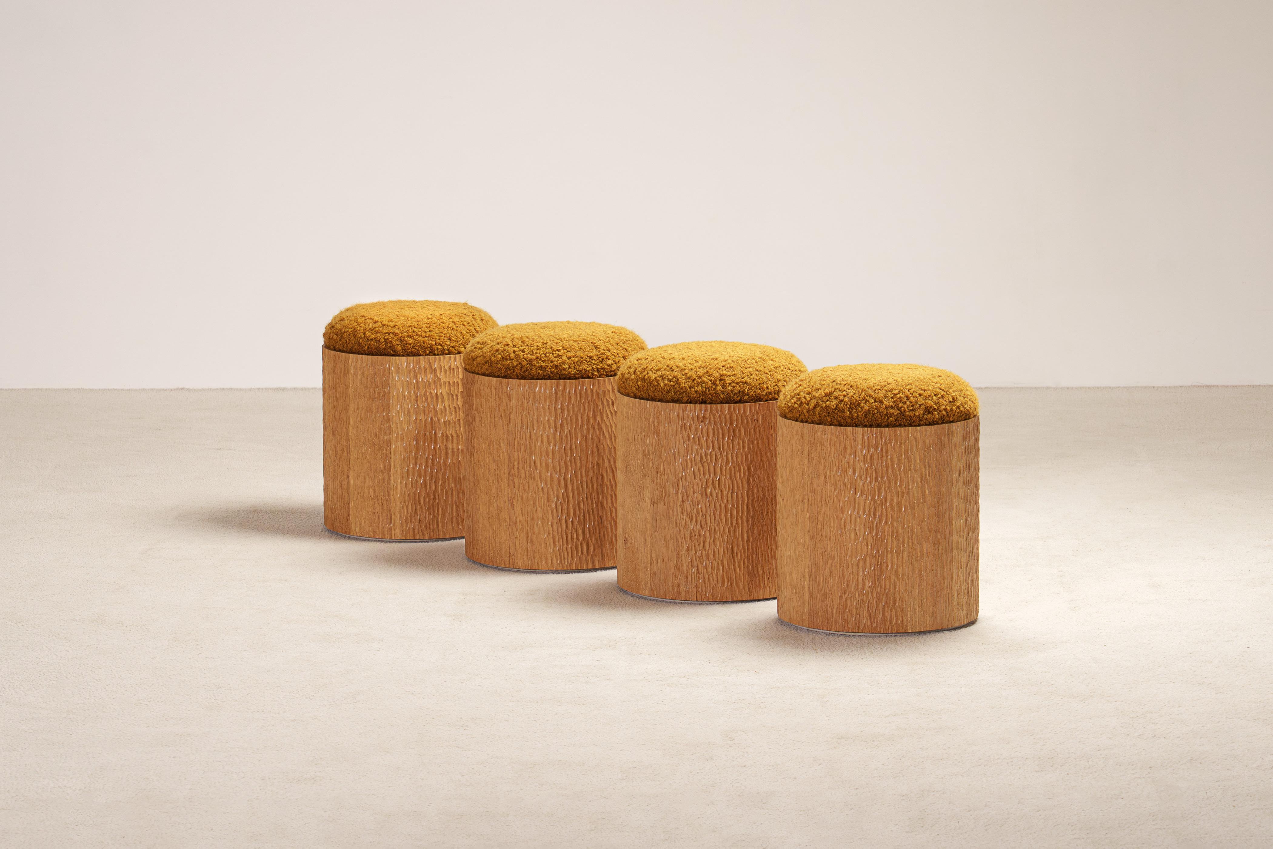 Juego de 4 taburetes Jessie de Proisy Studio.

Jessie es un elegante y refinado taburete tallado a mano diseñado por Proisy Studio. El trabajo artesanal de talla en gubia hace que cada pieza sea única y añada un toque de textura, vitalidad y emoción