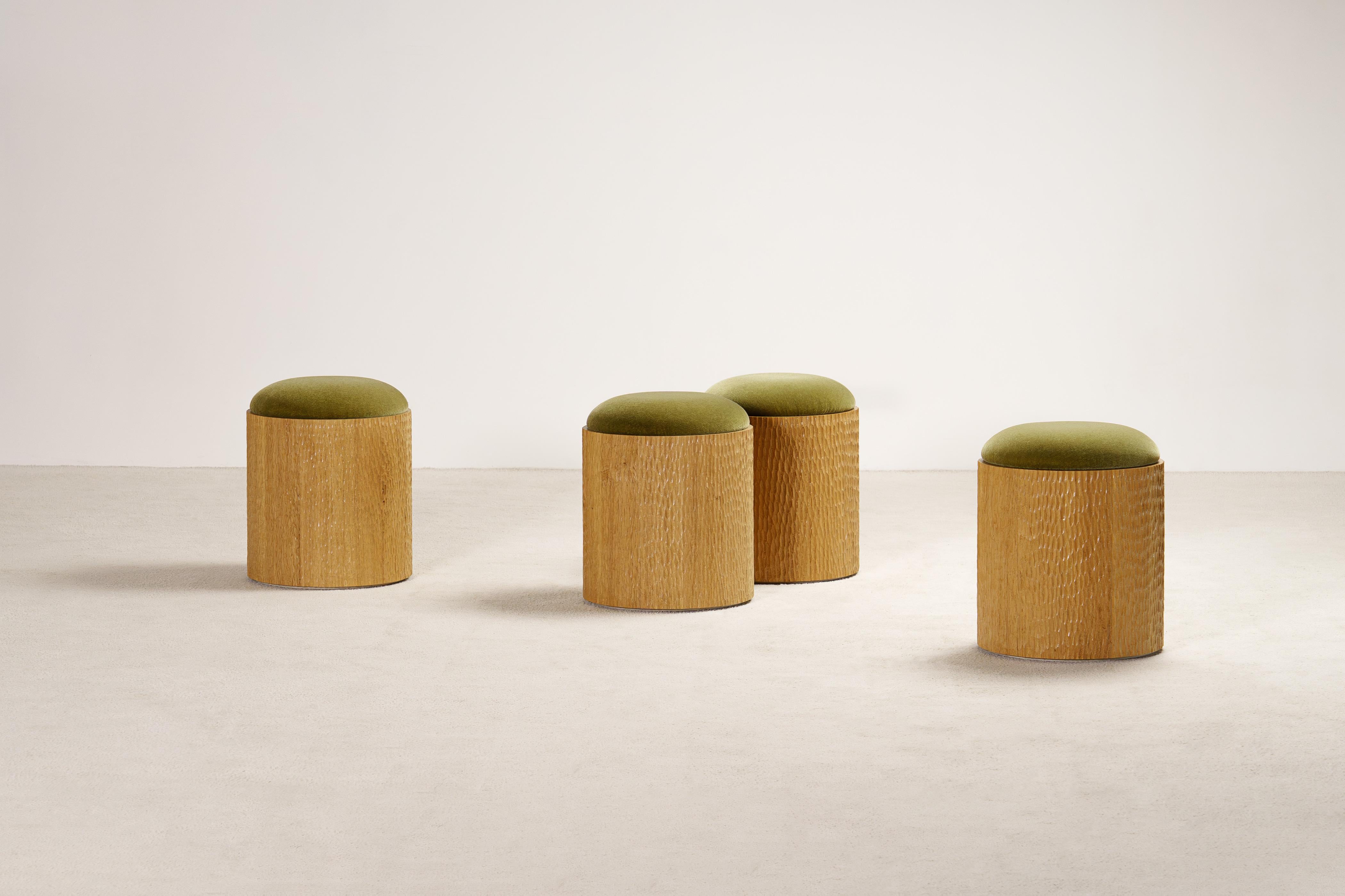 Juego de 4 taburetes Jessie de Proisy Studio. Tejido de mohair de lujo. Tallado a mano en venta