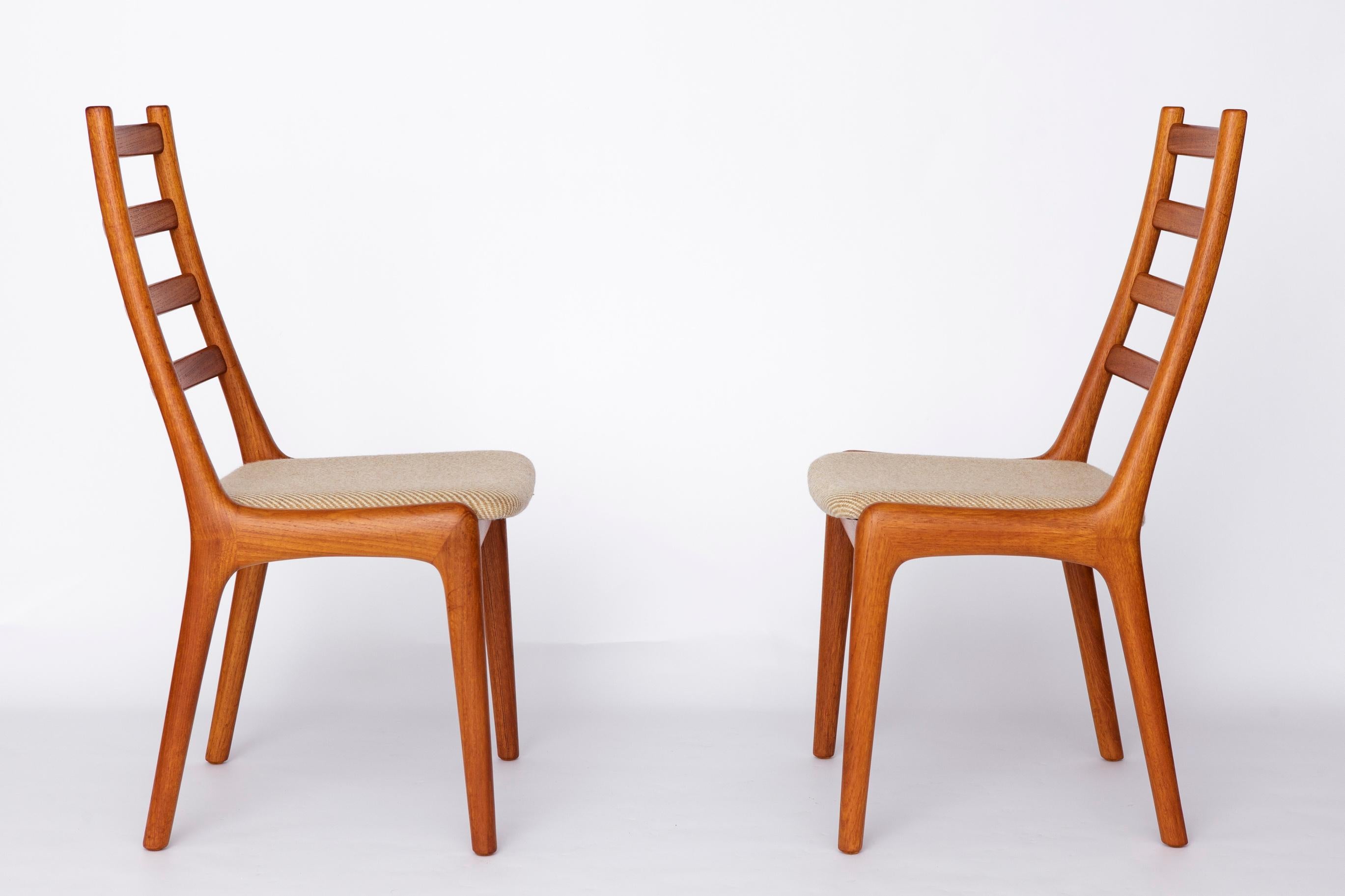 Set of 4 JK Møbler Teak Chairs – Danish Design, 1970s
Elegant set of four dining chairs from the Danish manufacturer JK Møbler, dating from the 1970s.
The price is for the complete set of 4 chairs.
Each chair features a solid teak frame, carefully
