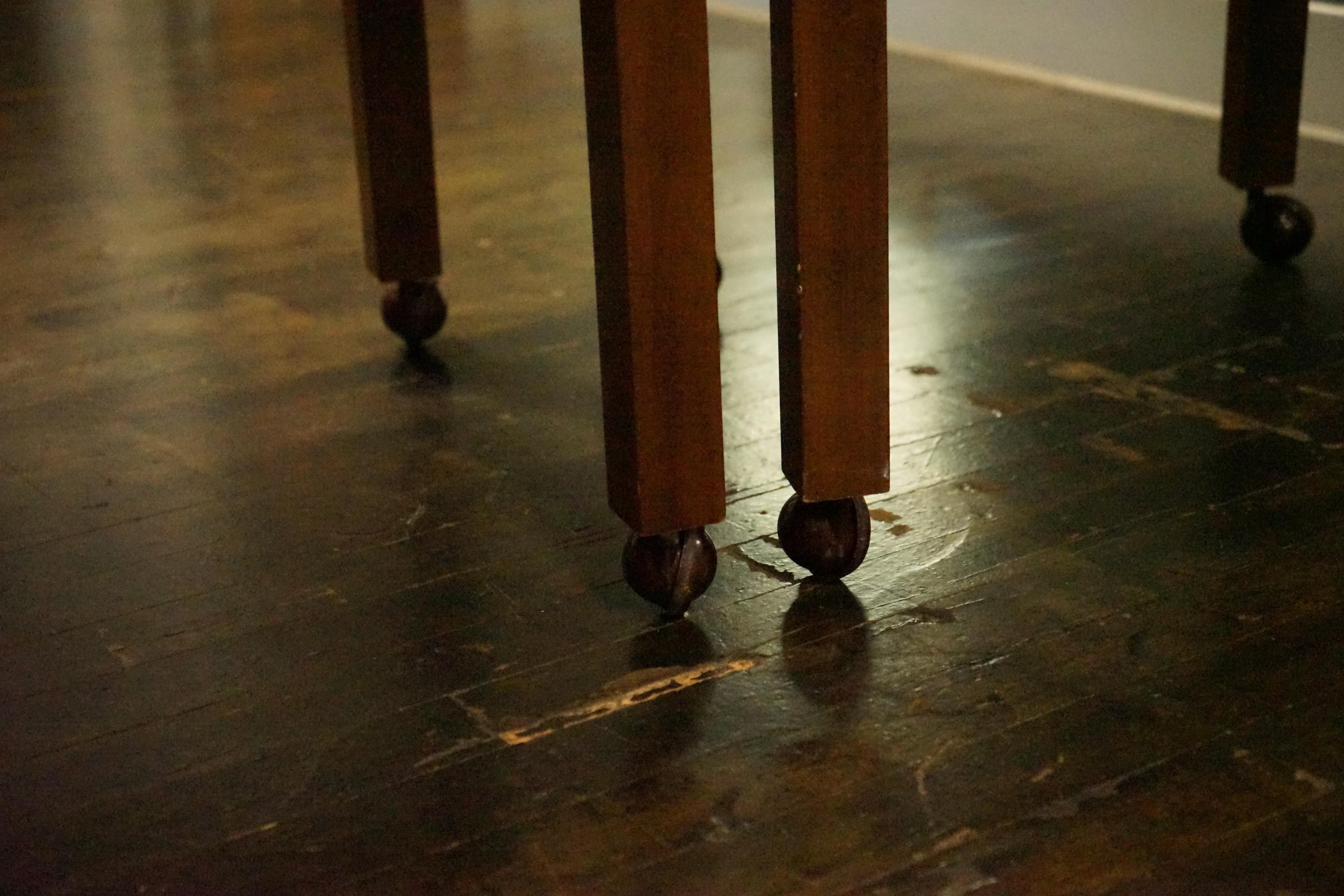 Ensemble de 4 chaises de salle à manger à roulettes de style Parsons John Widdicomb en vente 4
