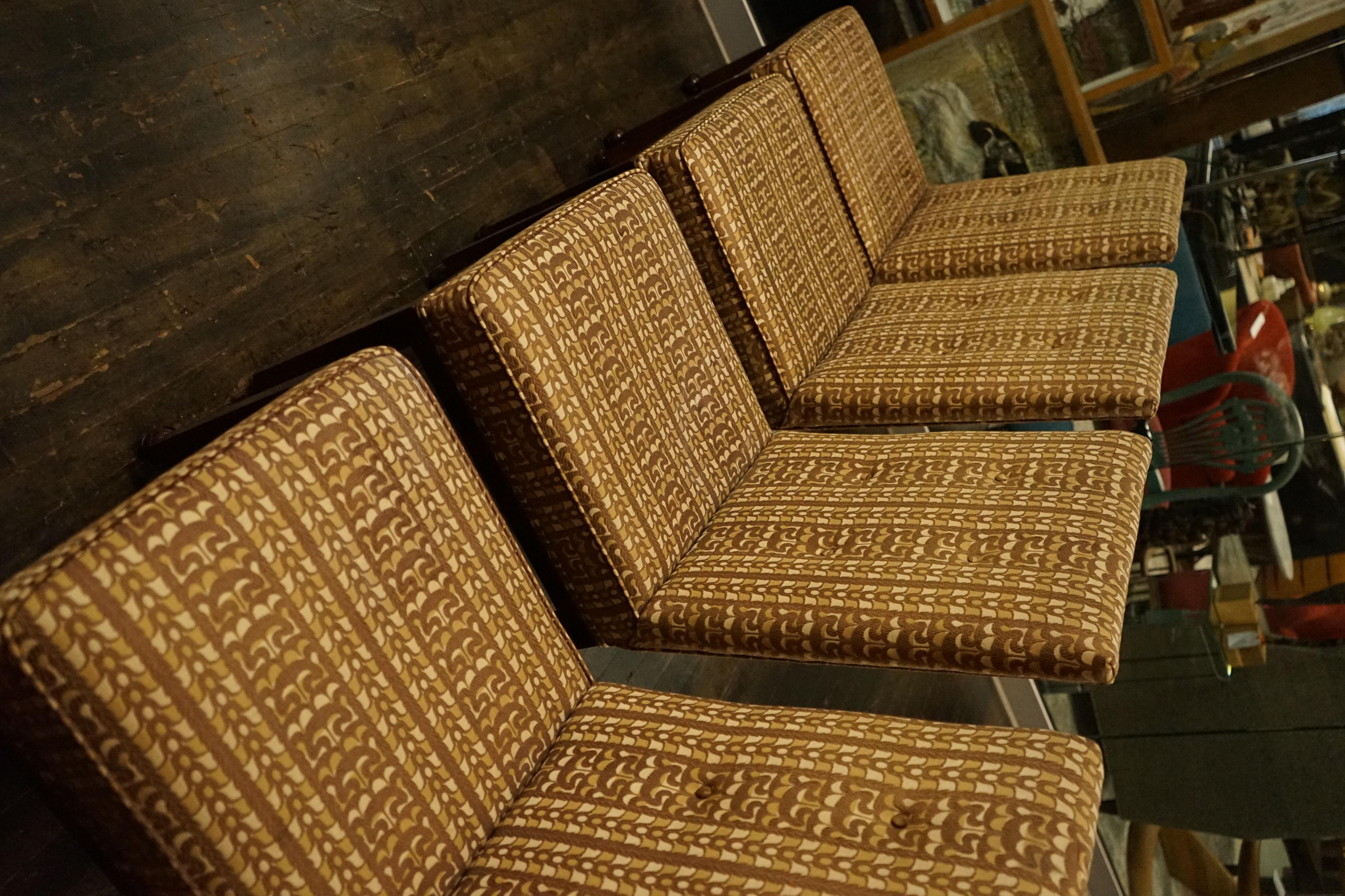 Superbe ensemble de quatre chaises de salle à manger de style Parsons de John Widdicomb.  Cet ensemble possède sa sellerie d'origine (qui est encore en bon état). Le tissu d'ameublement est dans les tons marron clair, crème et kaki.  Le travail de