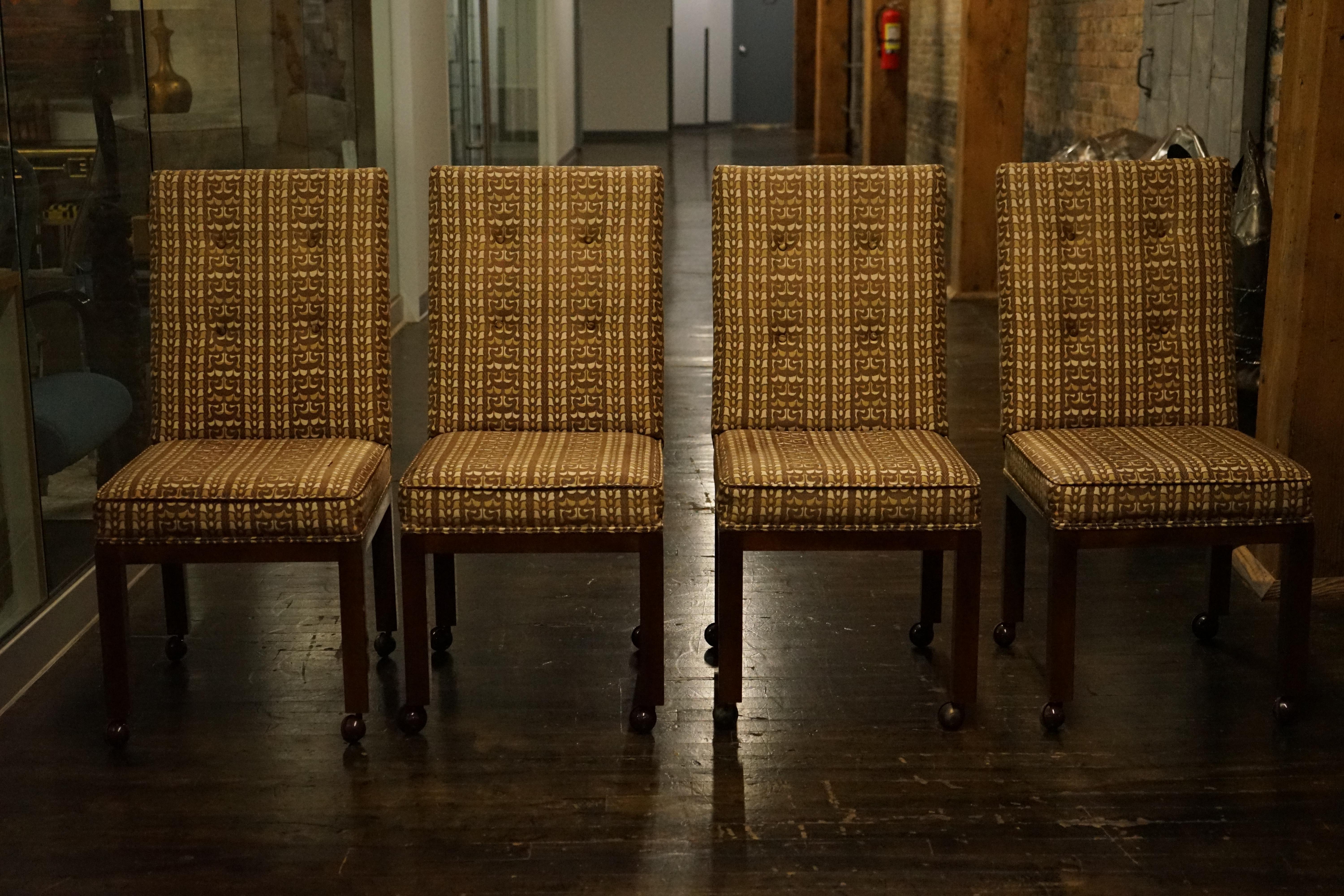 Mid-Century Modern Ensemble de 4 chaises de salle à manger à roulettes de style Parsons John Widdicomb en vente