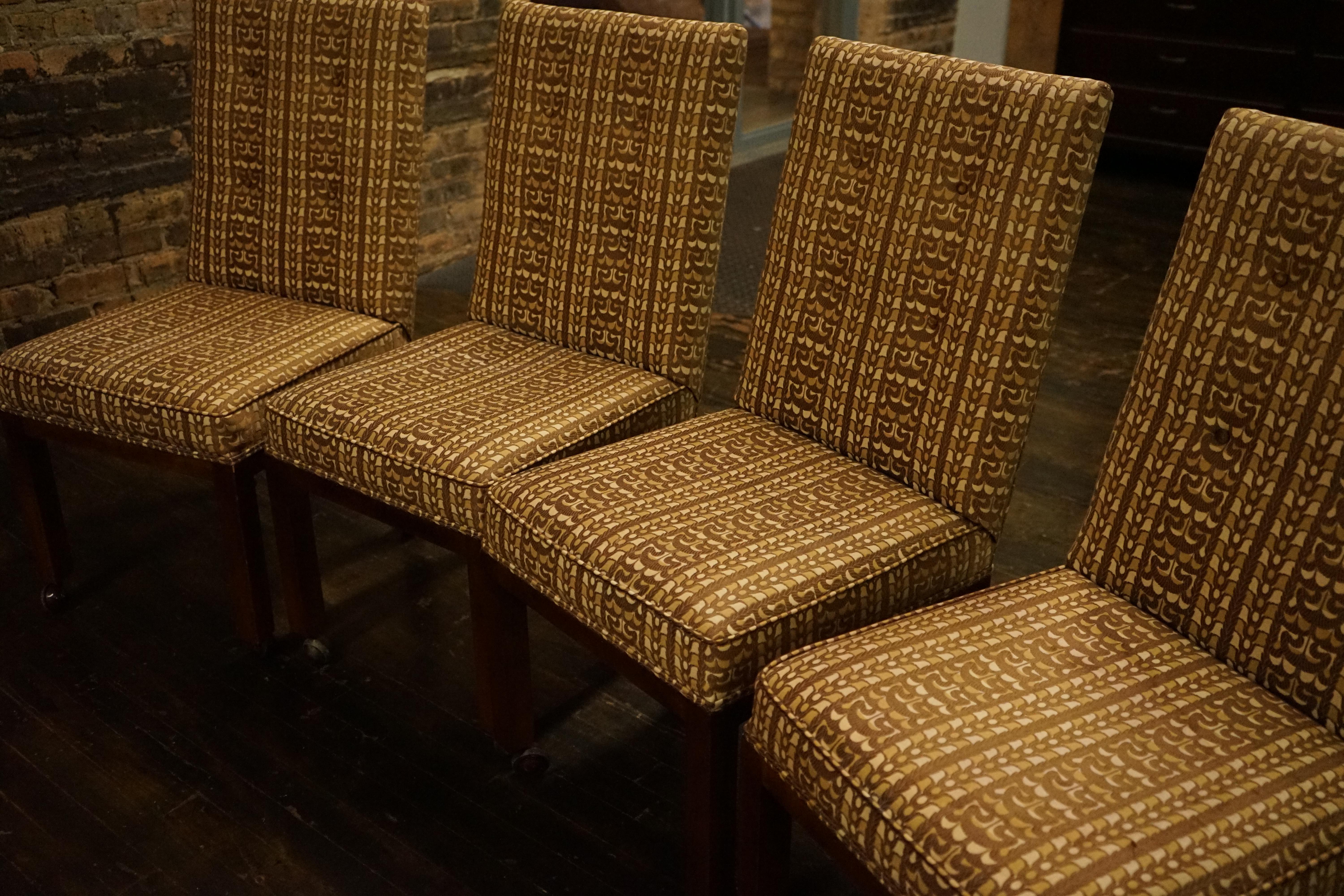 Américain Ensemble de 4 chaises de salle à manger à roulettes de style Parsons John Widdicomb en vente