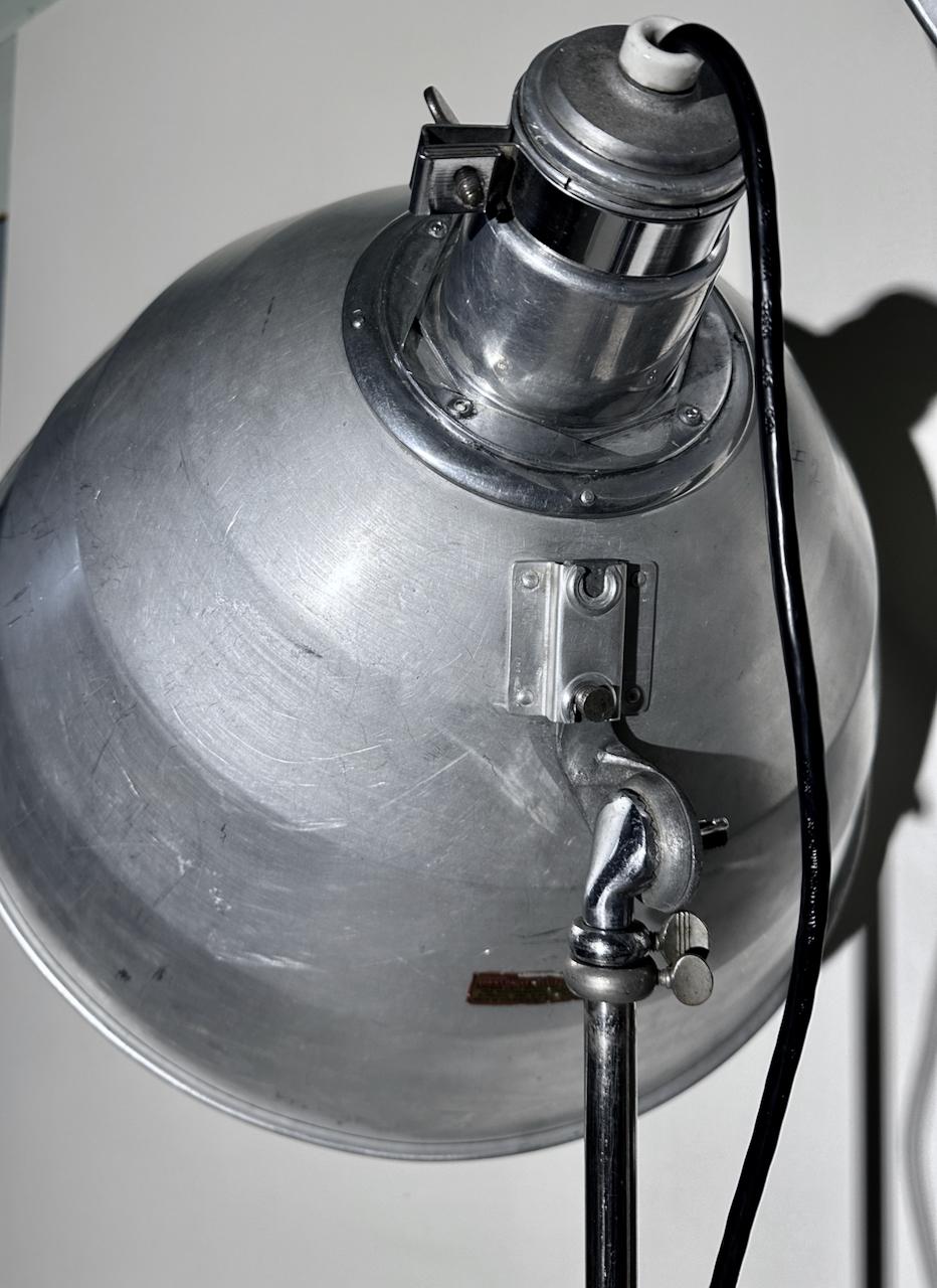 Satz von 4 Johnson Ventlite-Stehlampen mit großen Aluminiumschirmen und klappbarem Foto im Angebot 4