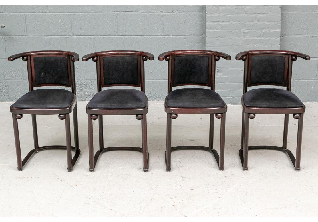 Classica sedia secessionista di Josef Hoffman del 1907 per il Fledermaus Cafe di Vienna. Set di quattro sedie Cafe in tappezzeria scamosciata nera con rivestimento della seduta e dello schienale, la seduta sostenuta da quattro gambe cilindriche con