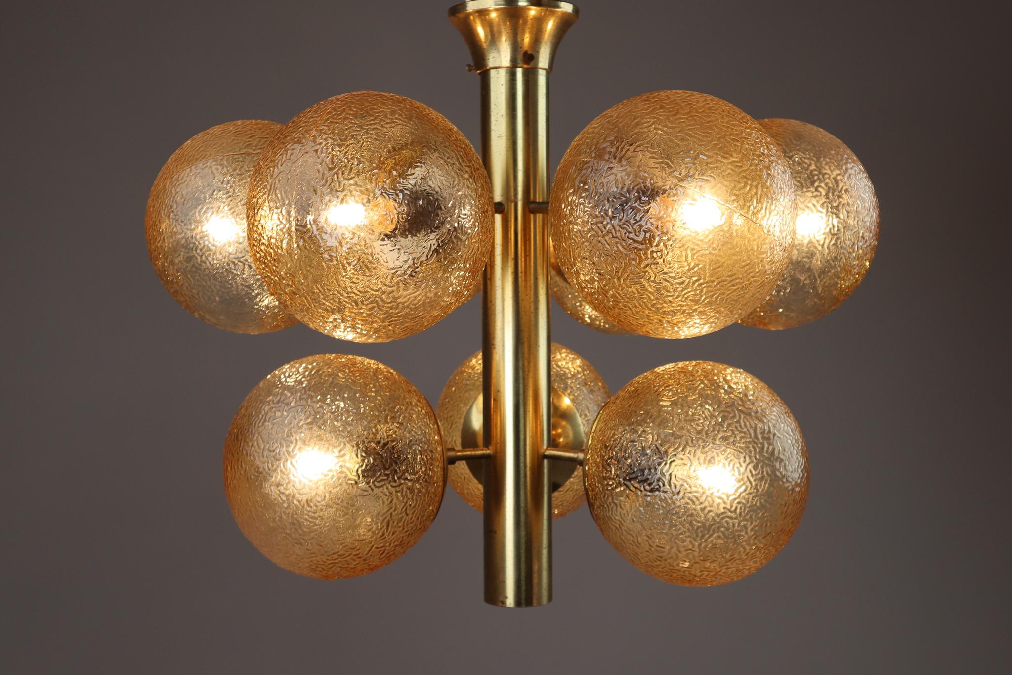 Mid-Century Modern Set of 4 Kaiser Sputnik Glass Globes Patinated Brass Chandeliers, Germany, 1970s For Sale