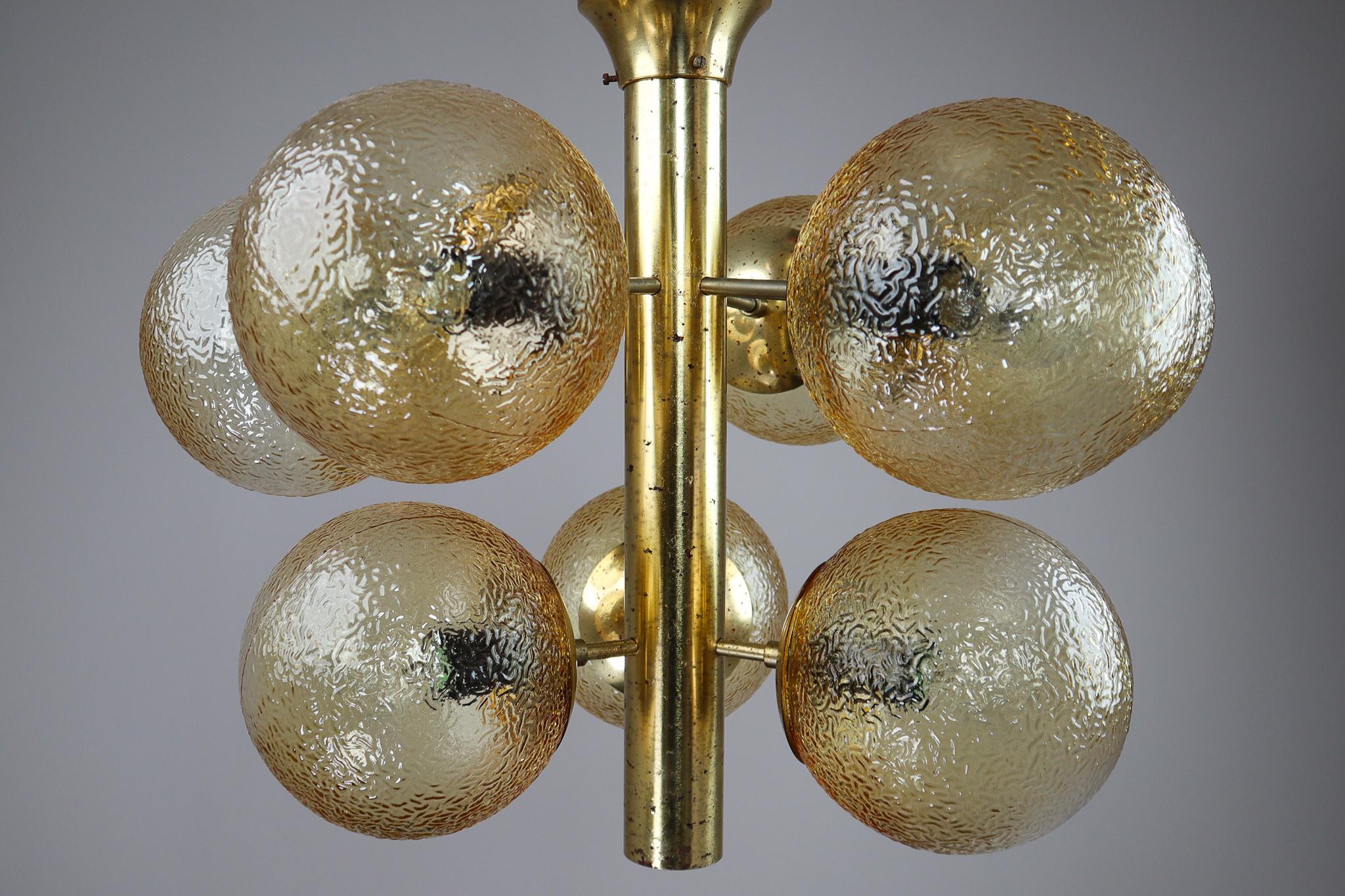 Set of 4 Kaiser Sputnik Glass Globes Patinated Brass Chandeliers, Germany, 1970s In Good Condition For Sale In Almelo, NL