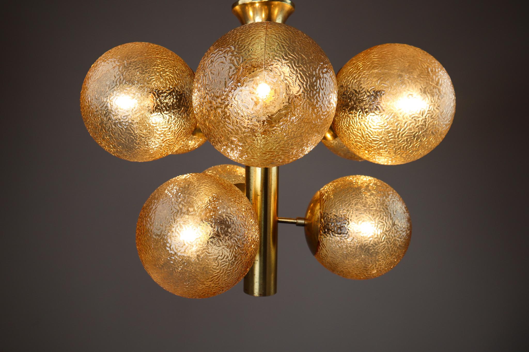 Set of 4 Kaiser Sputnik Glass Globes Patinated Brass Chandeliers, Germany, 1970s For Sale 4