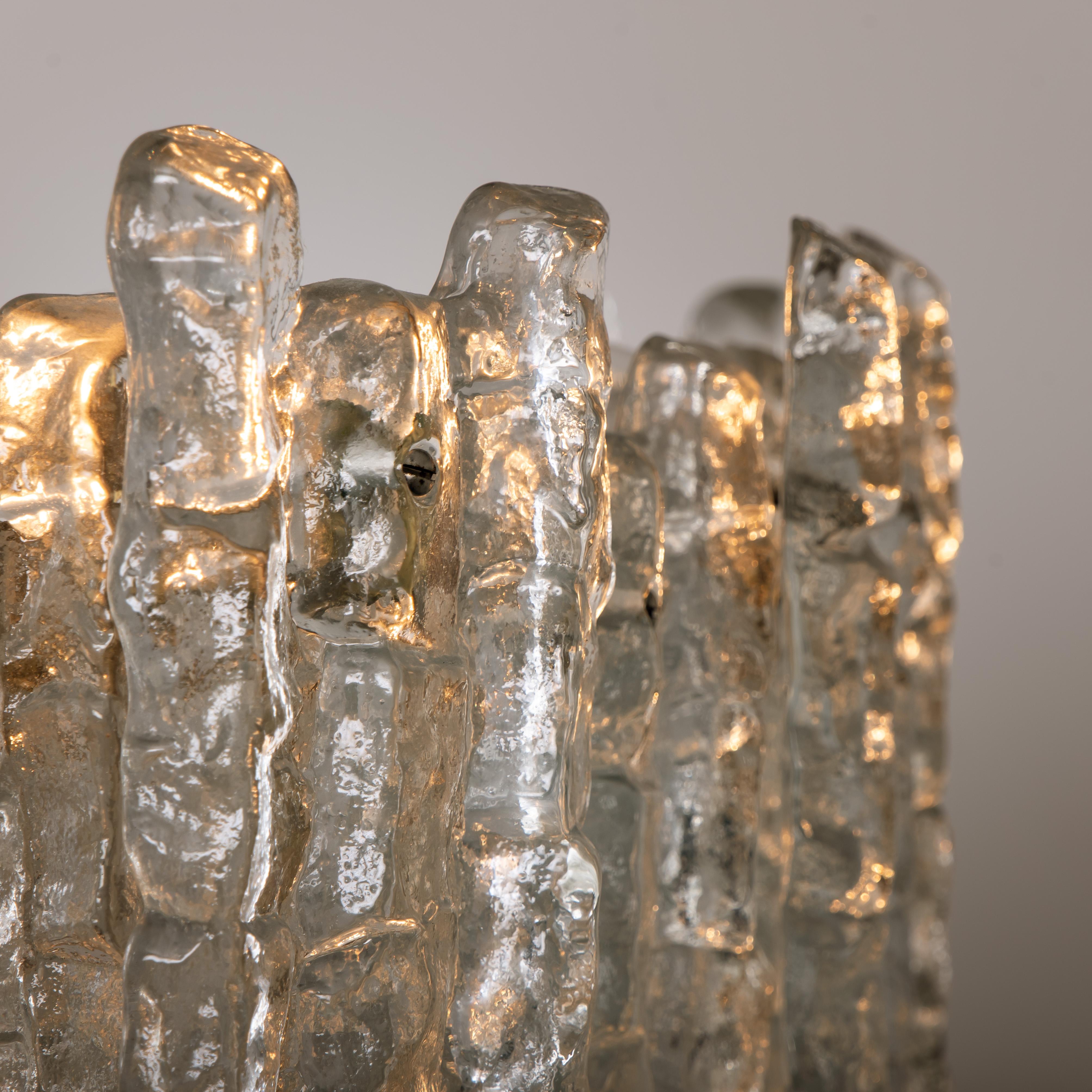 Set aus 4 Kalmar-Eisglas-Leuchten, 2 Wandleuchtern und 2 Kronleuchtern (Gebürstet) im Angebot