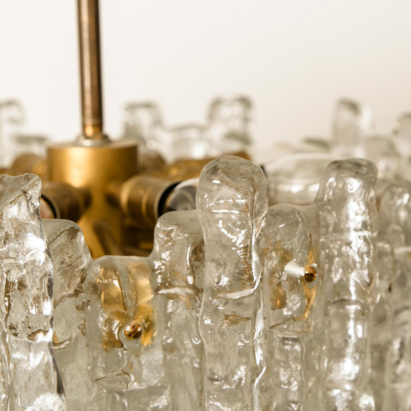 Set aus 4 Kalmar-Eisglas-Leuchten, 2 Wandleuchtern und 2 Kronleuchtern (Mitte des 20. Jahrhunderts) im Angebot