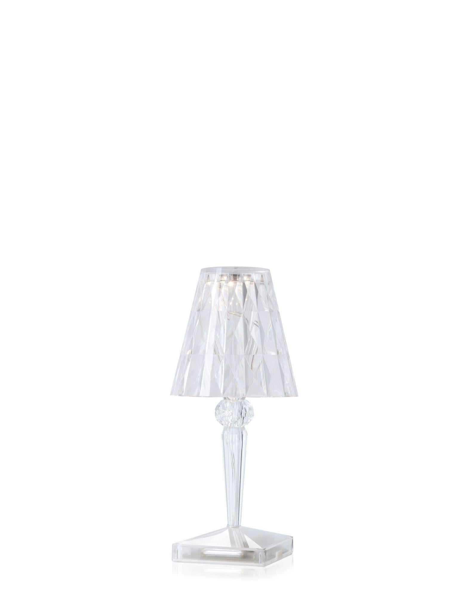 Battery is an iconic compact lampshade. It is made from transparent PMMA and truly embodies innovation, being 100% rechargeable when plugged in and with a battery life of up to 8 hours. This allows it to be moved around extremely easily: perfect for