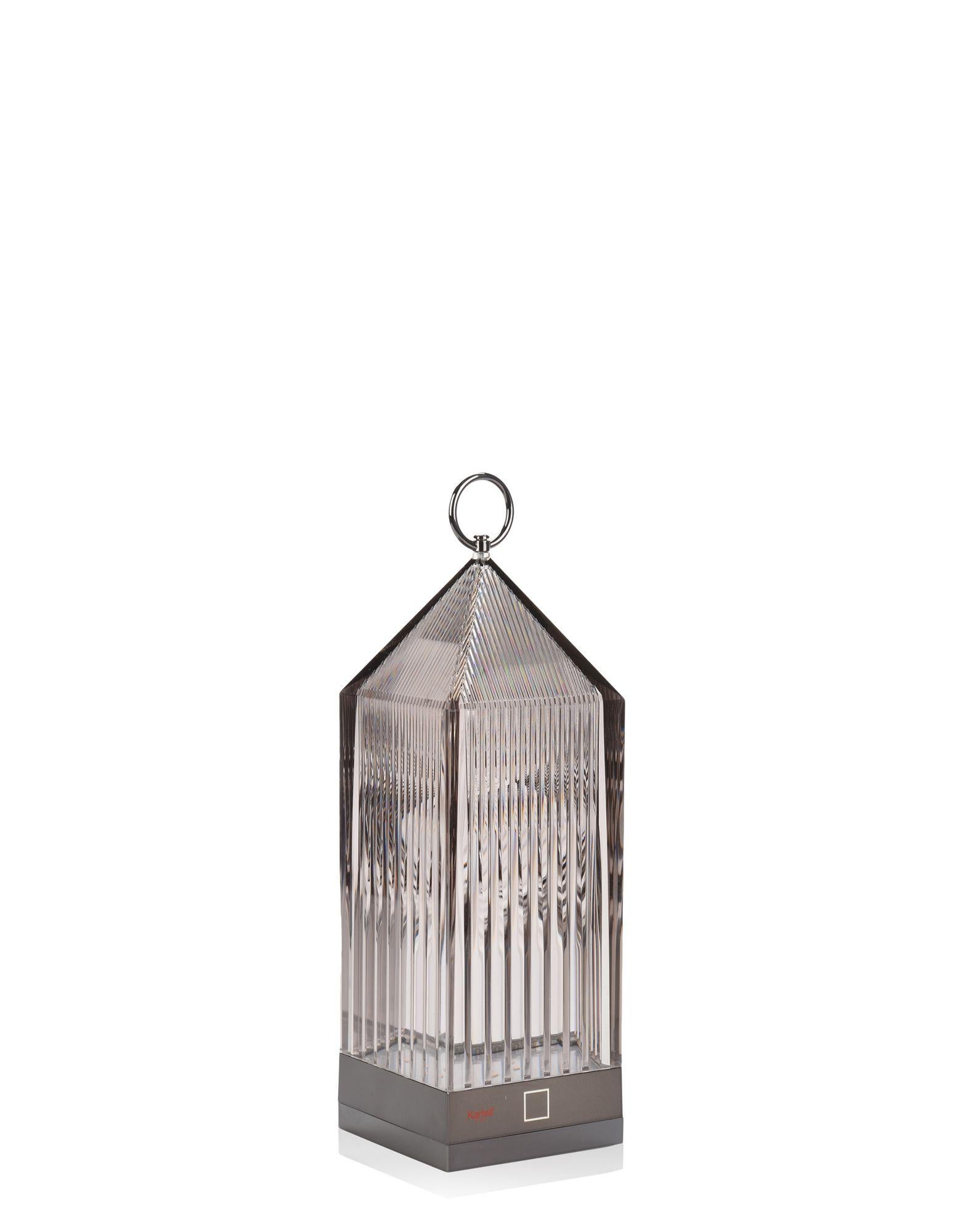 Lantern von Fabio Novembre ist eine originelle, tragbare, transparente, aufladbare