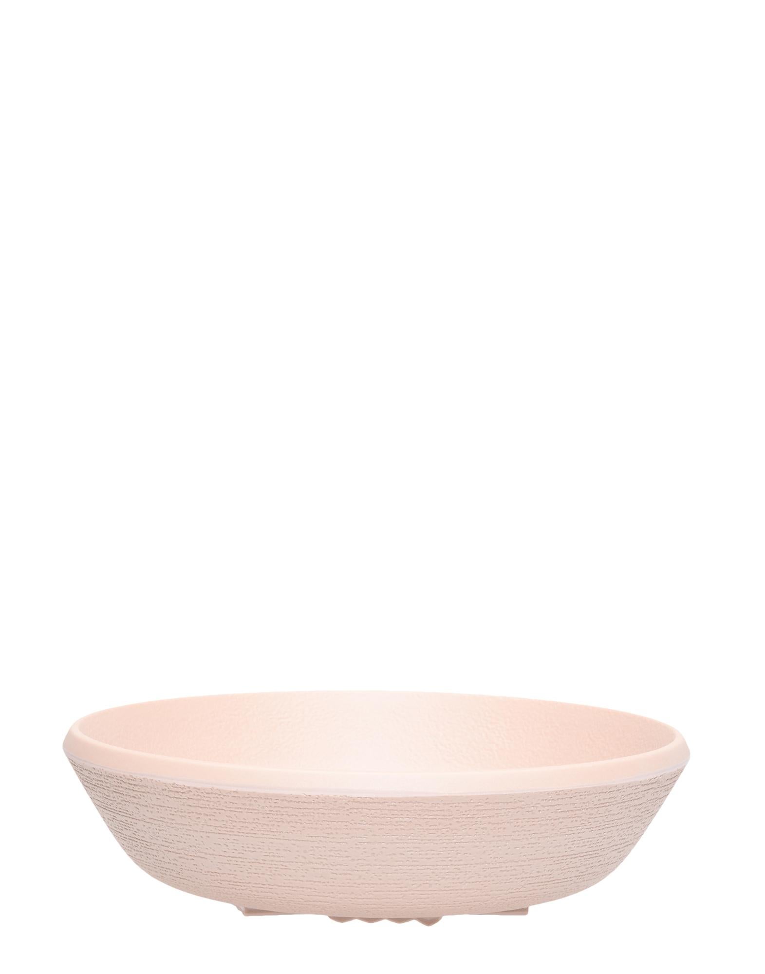 La collection de vaisselle Trama est un service complet inspiré de la poterie japonaise, avec ses textures caractéristiques et très raffinées, ses couleurs naturelles et ses finitions mates. Semblables à la poterie associée aux maisons de campagne,