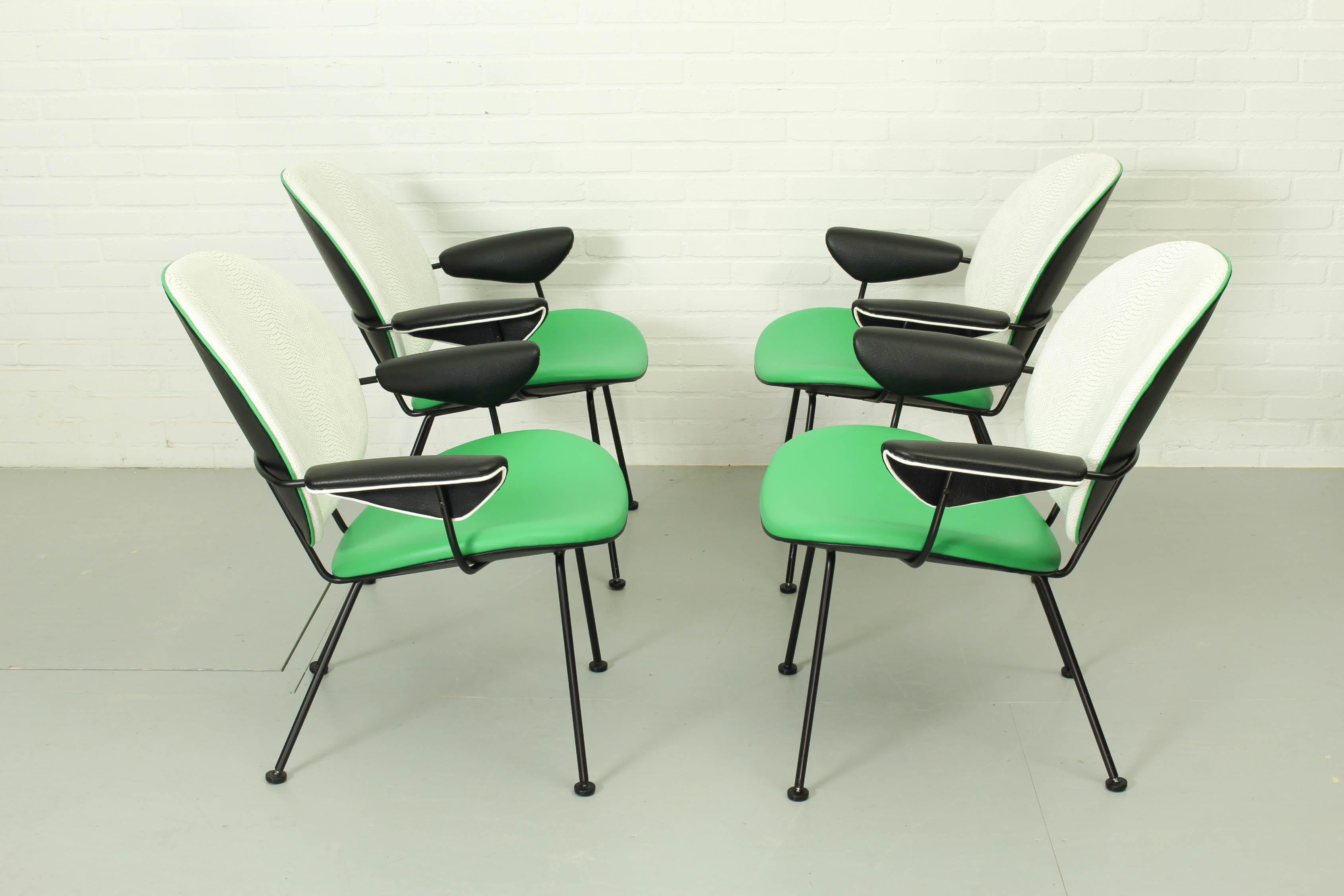 Diese Sessel, Modell 302, wurden von W.H. Gispen für Kembo in den 1950er Jahren. Diese Stühle haben ein Metallrohrgestell und sind mit Vinyl gepolstert. Die Stühle sind in einem sehr guten Vintage-Zustand. 

Abmessungen: Tiefe 48cm, Breite 66cm,