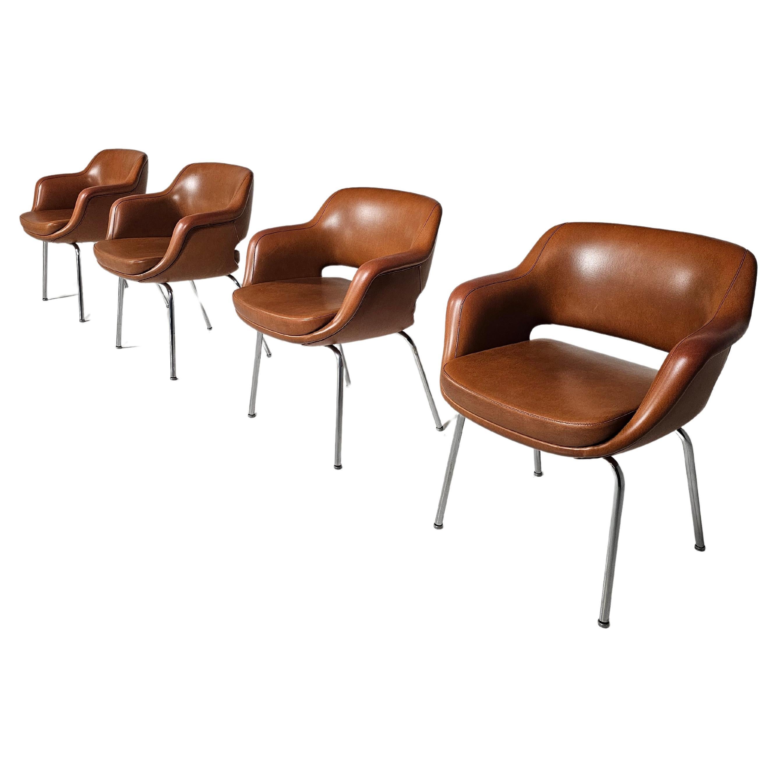 Sedia Kilta, Olli Mannermaa, Cassina, 1960.

La sedia Kilta è un classico del design finlandese. Il design senza tempo e le sedute molto comode di Kilta ne garantiscono la continua popolarità. La sedia è realizzata in polistirolo leggero e rivestita