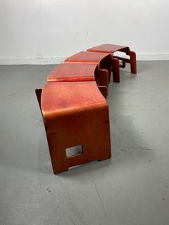 Juego de 4 taburetes "Kin -Der-Link", de Bashir Zivari para Skools Inc. Moderno de madera contrachapada