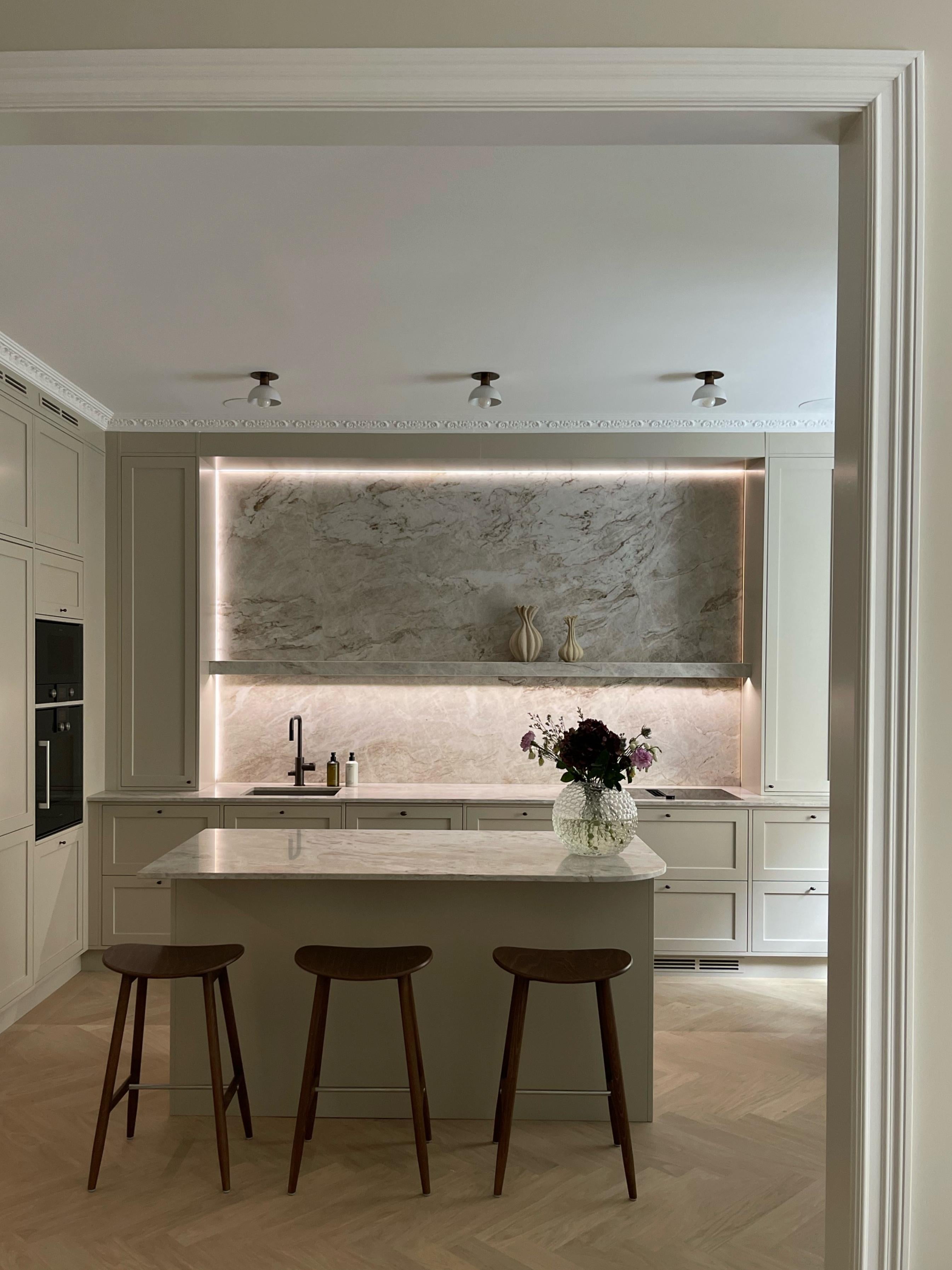 Mid-Century moderno Set di 4 lampade da soffitto per cucina - paralumi bianchi e accessori in ottone