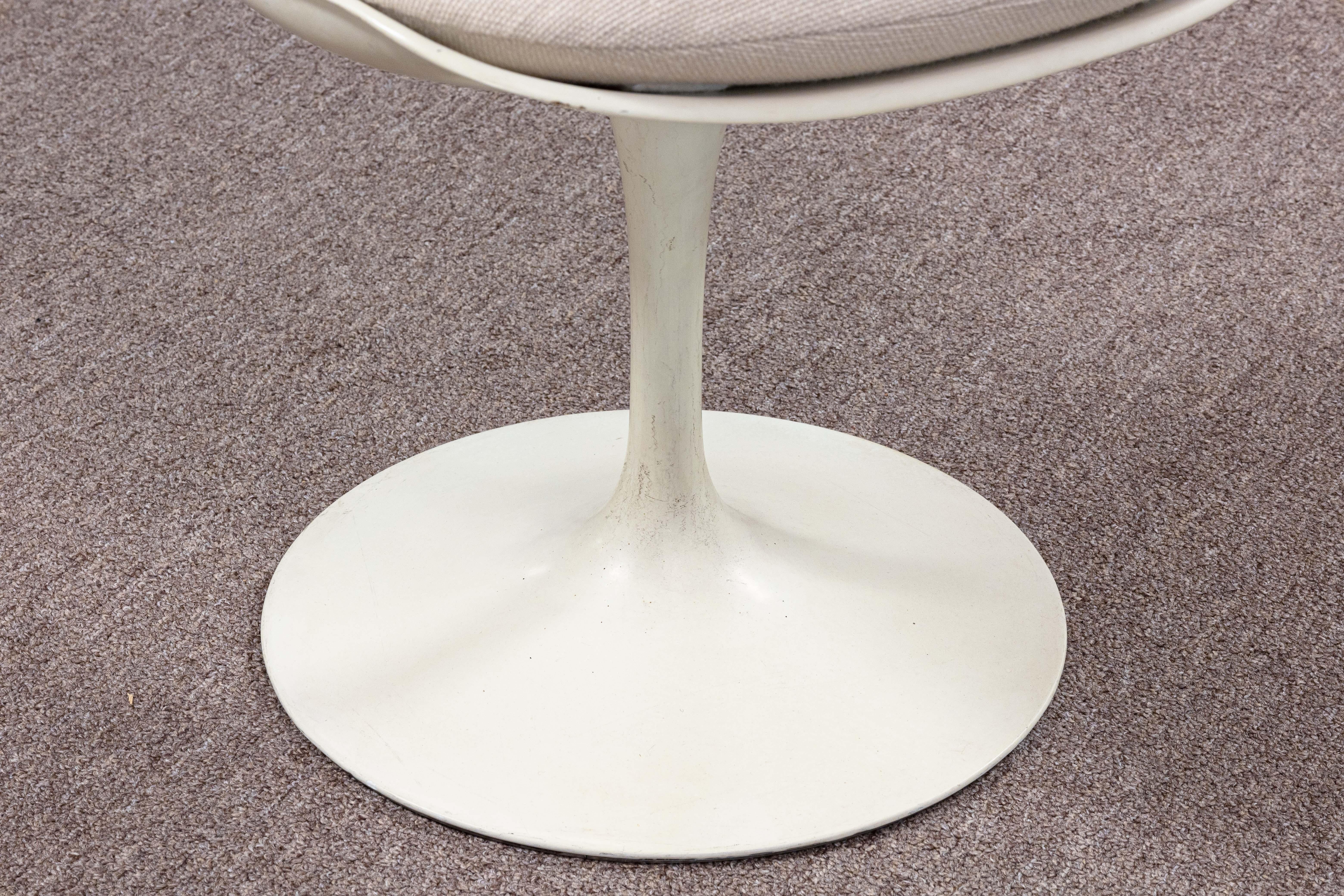 Mid-Century Modern Set of 4 Knoll Saarinen Mid Century Modern 1970s White Tulip Dining Chairs