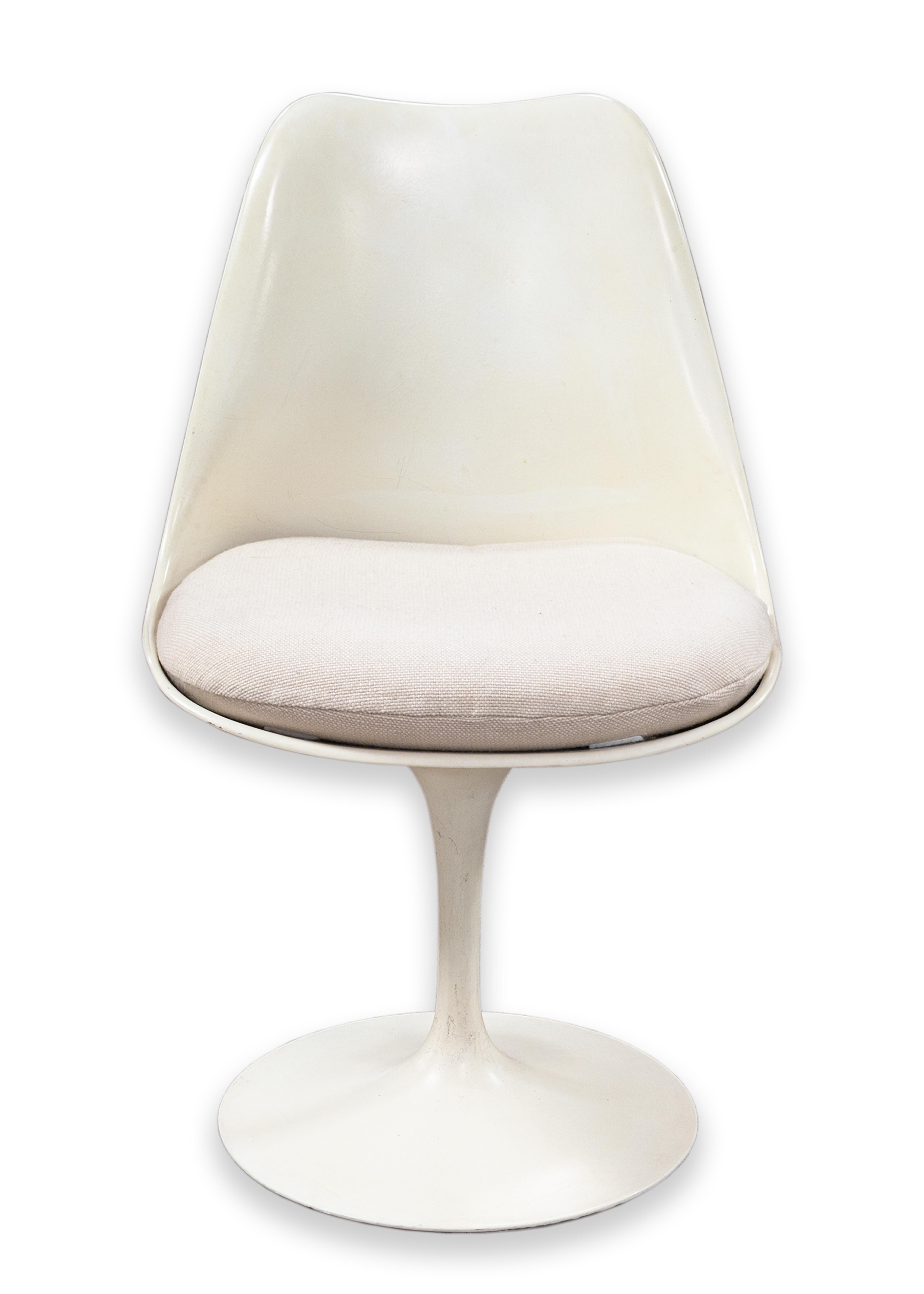 Set of 4 Knoll Saarinen Mid Century Modern 1970s White Tulip Dining Chairs 1