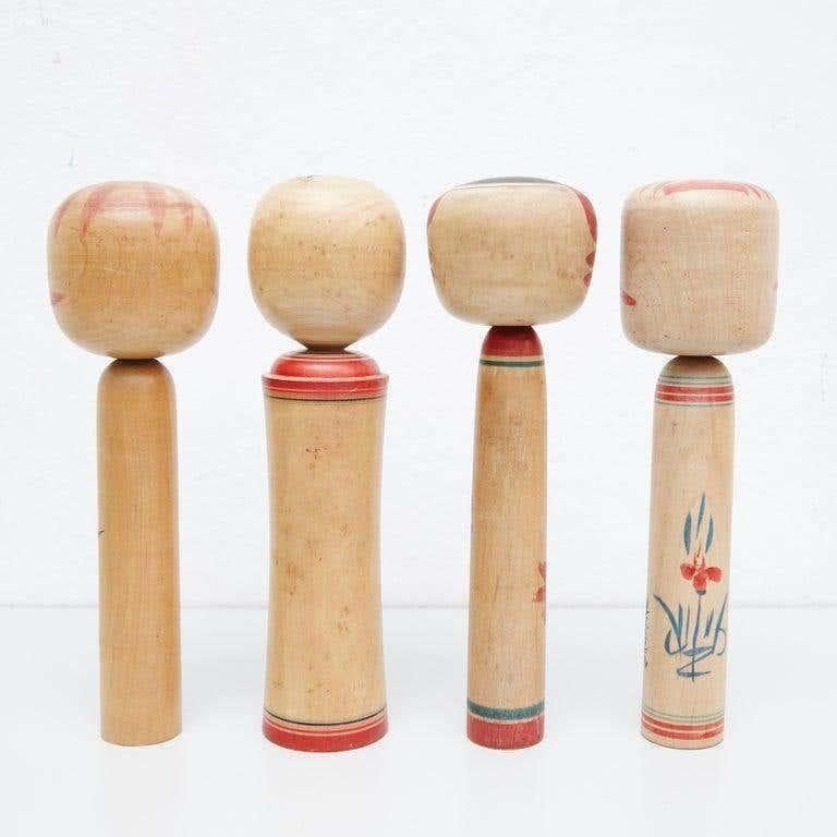 Poupées japonaises appelées Kokeshi du début du 20e siècle.  Provenance du nord du Japon.  Ensemble de 4.    Mesures :     30 x 9.5 cm  30,5 x 8,5 cm  30.5 x 9.5 cm  30,5 x 8,5 cm    Fabriqué à la main par des artisans japonais à partir de bois.
