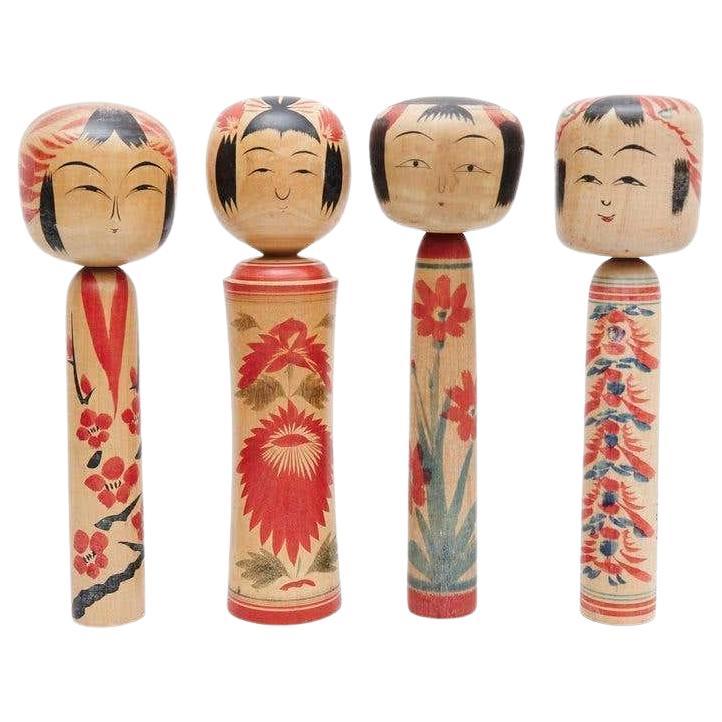 Ensemble de 4 poupées "Kokeshi". Poupées
