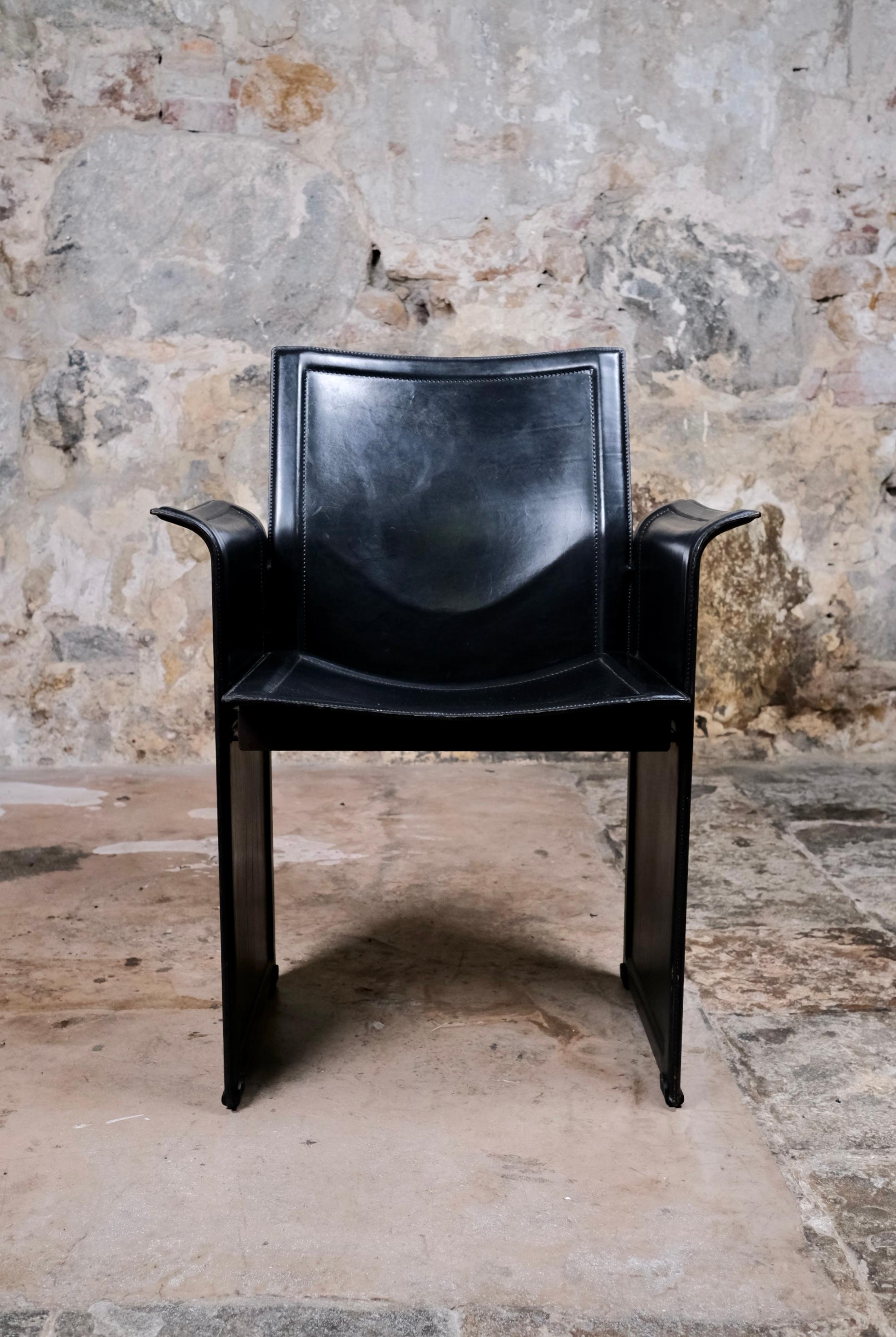 Italiano Set di 4 sedie Korium in pelle nera, Tito Agnoli per Matteo Grassi, anni '80 in vendita