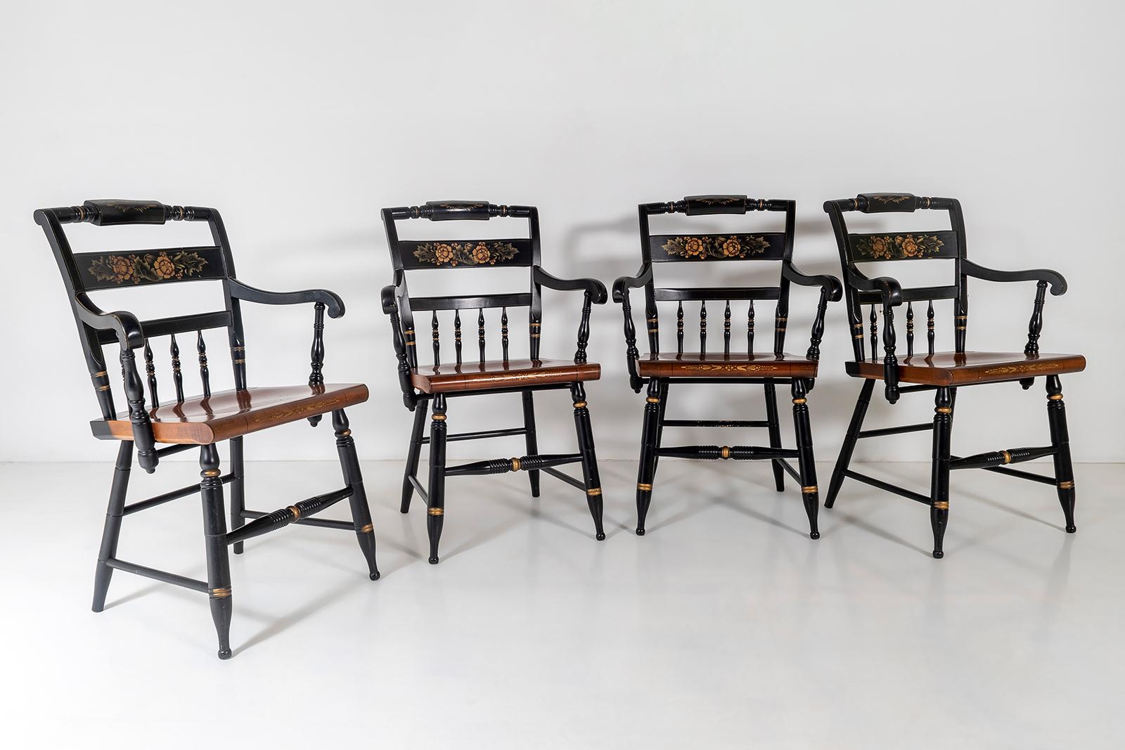 Vintage L. Hitchcock black stencilled Harvest painted maple dining chairs.
A set of 4, beautifully crafted and of high quality manufacture in superb condition. Features black ebonised finish, stencil painted harvest design, quality American