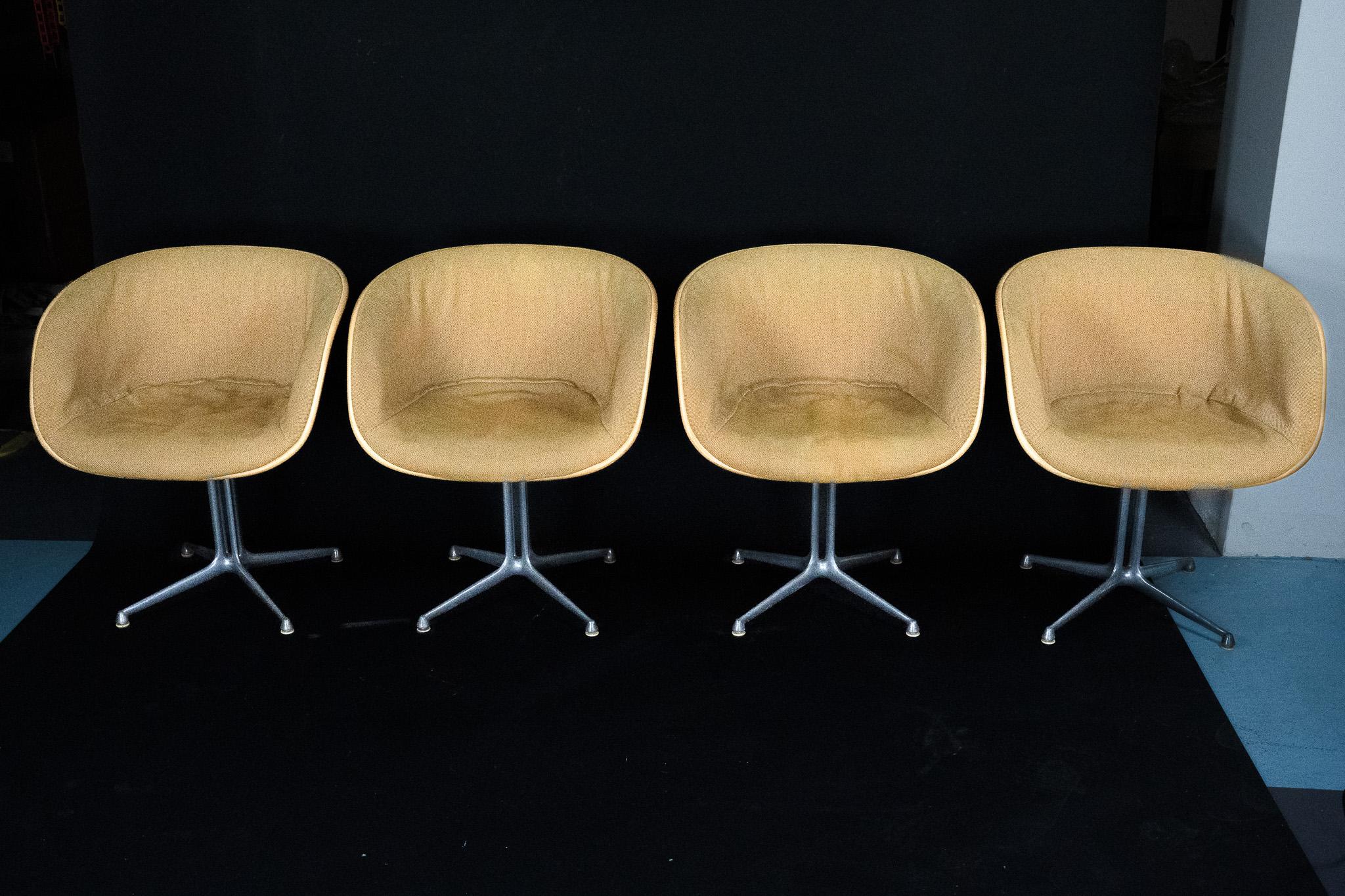 Un ensemble de quatre chaises emblématiques de la modernité du milieu du siècle, conçues par Charles et Ray Eames pour le restaurant La Fonda del Sol. Chaque chaise est composée d'une coque en fibre de verre moulée, recouverte du tissu d'origine.