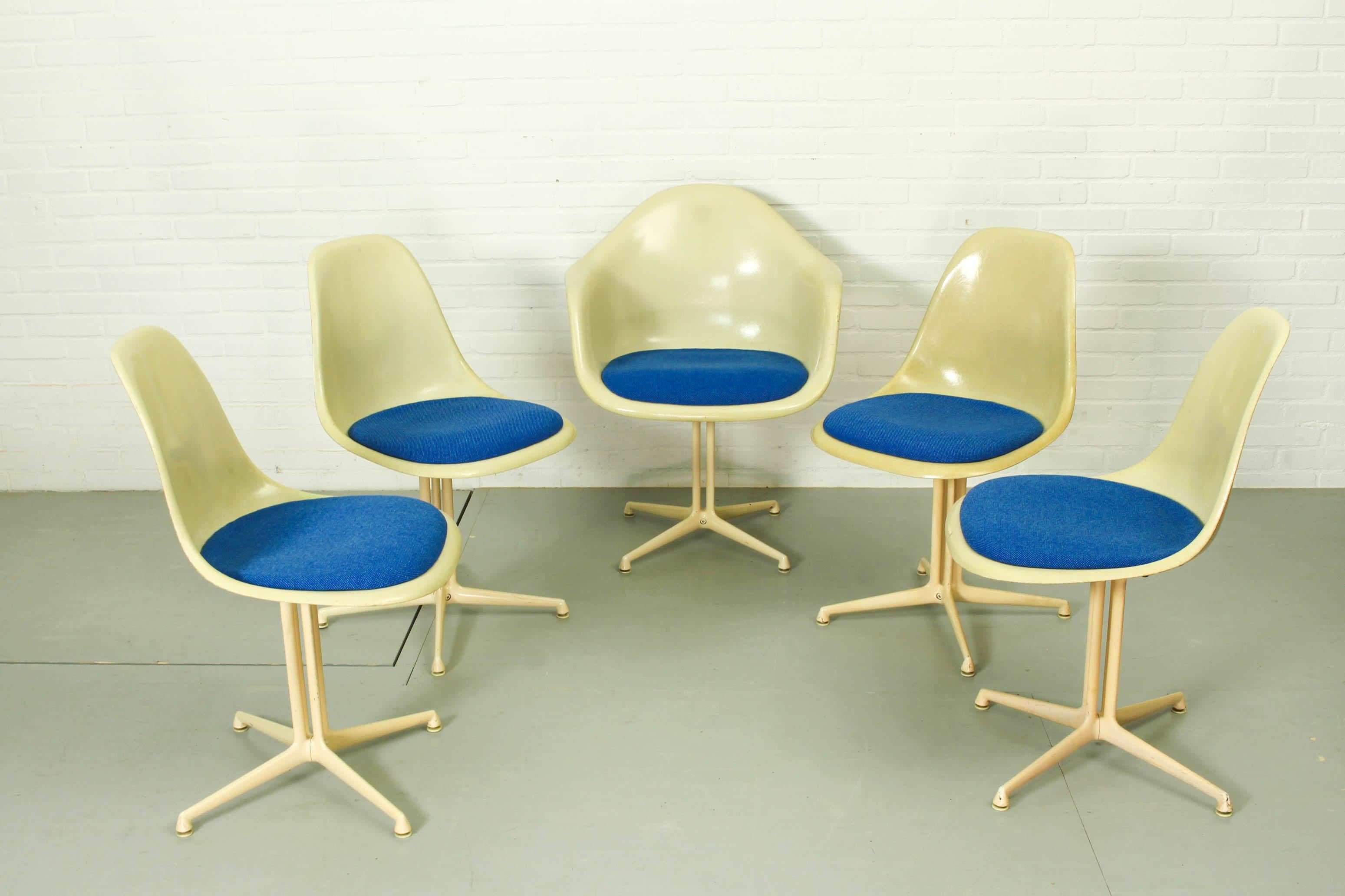 Set of 4 La Fonda fiberglass chairs and 1 La Fonda Fiberglass chair with armrests, designed by Charles and Ray Eames for Hermann Miller, 1961. The original cushions are reupholstered with Kvadrat Hallingdal in similar color as original fabric. One
