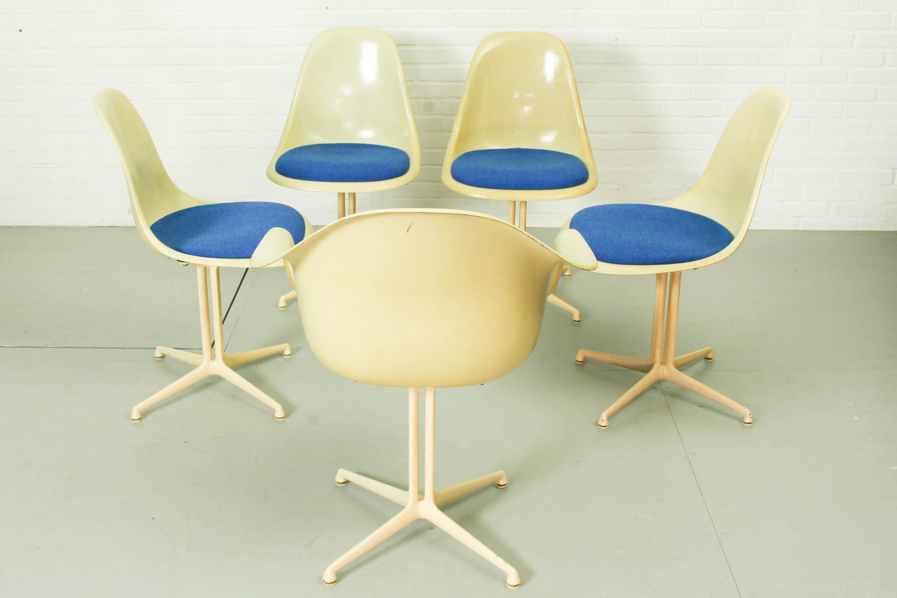 Mid-Century Modern Set of 4 La Fonda Fiberglass Chairs and 1 La Fonda Fiberglass Armchair, Designed