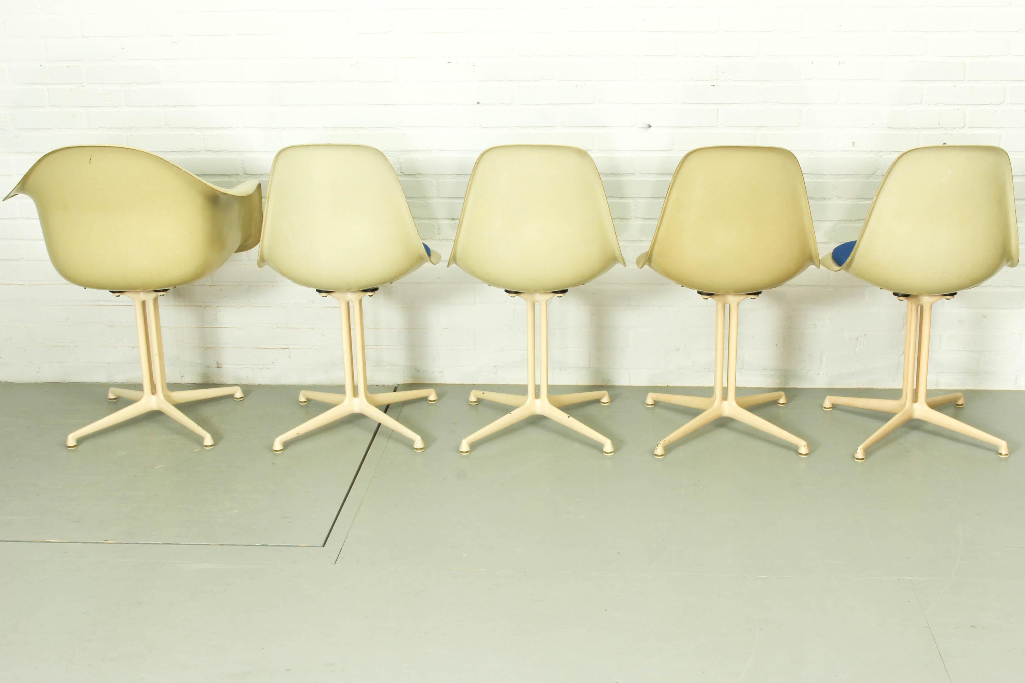 Set of 4 La Fonda Fiberglass Chairs and 1 La Fonda Fiberglass Armchair, Designed 1
