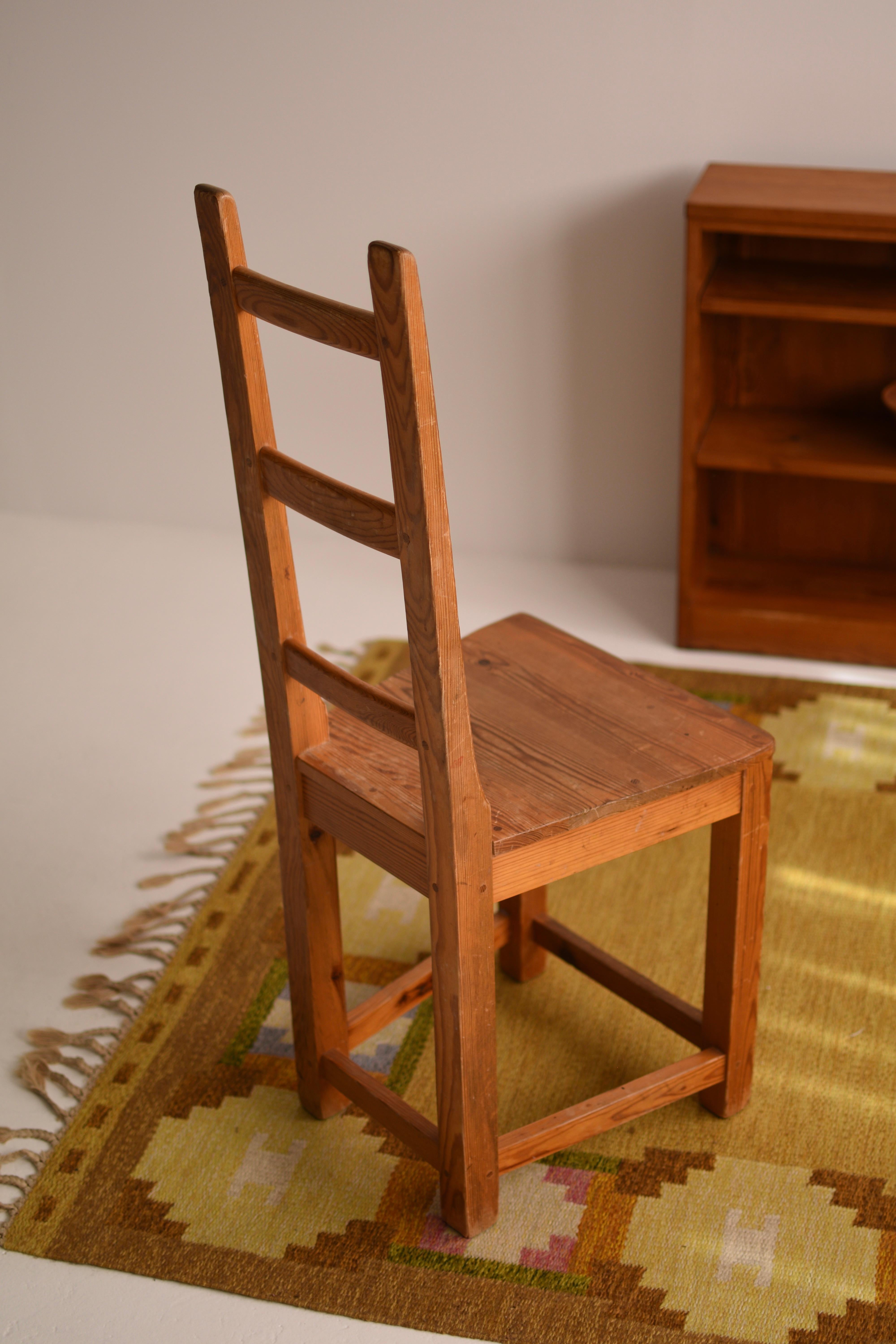Lot de 4 chaises de salle à manger à dossier en échelle en pin de Sven Larsson, 1970, Suède en vente 10