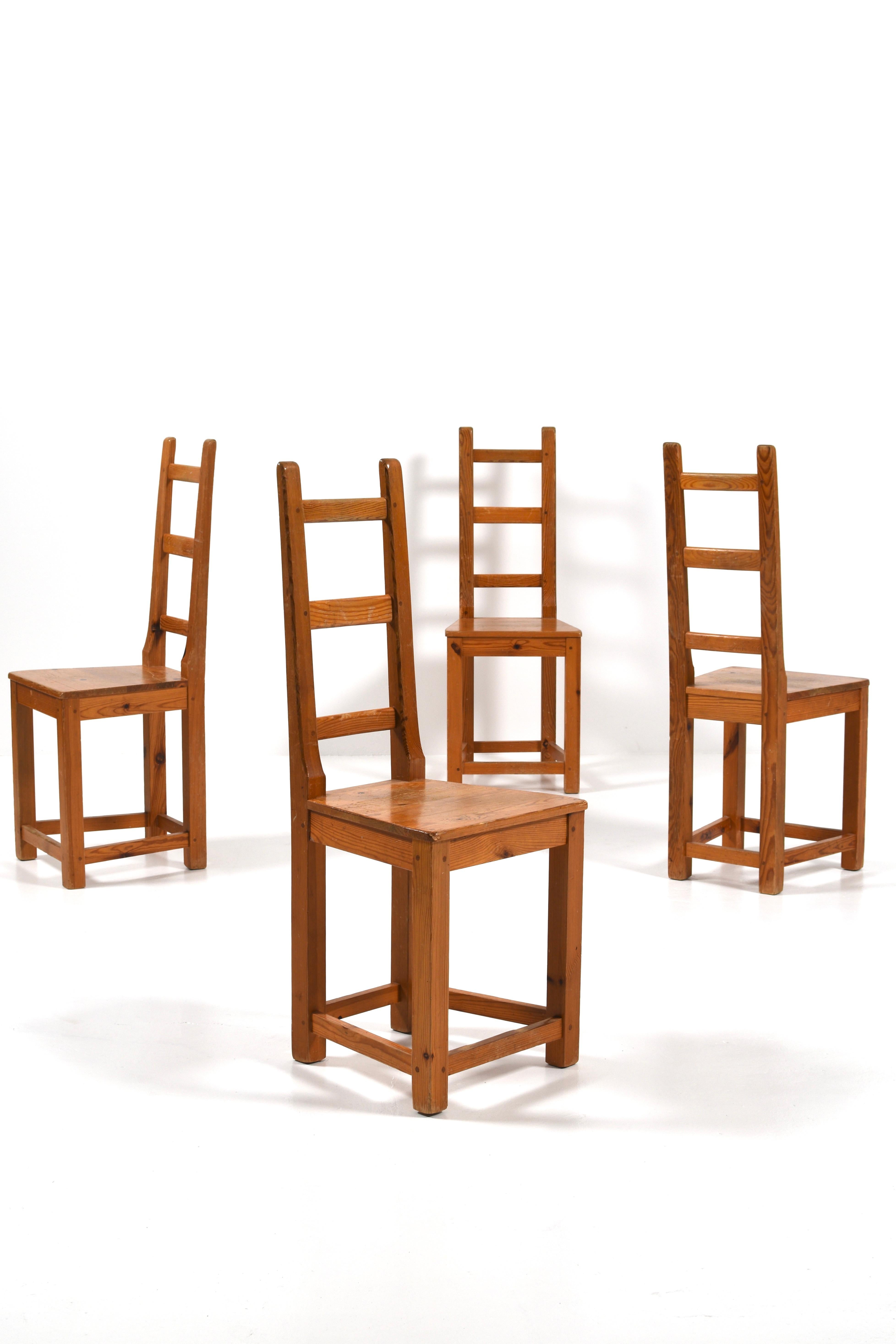 Chaises de salle à manger de style rustique. Bois massif, design intemporel à dos d'échelle.

Charmant ensemble de quatre chaises de salle à manger en pin du designer suédois Sven Larsson, fabriquées dans les années 1970. Dotées d'un dossier