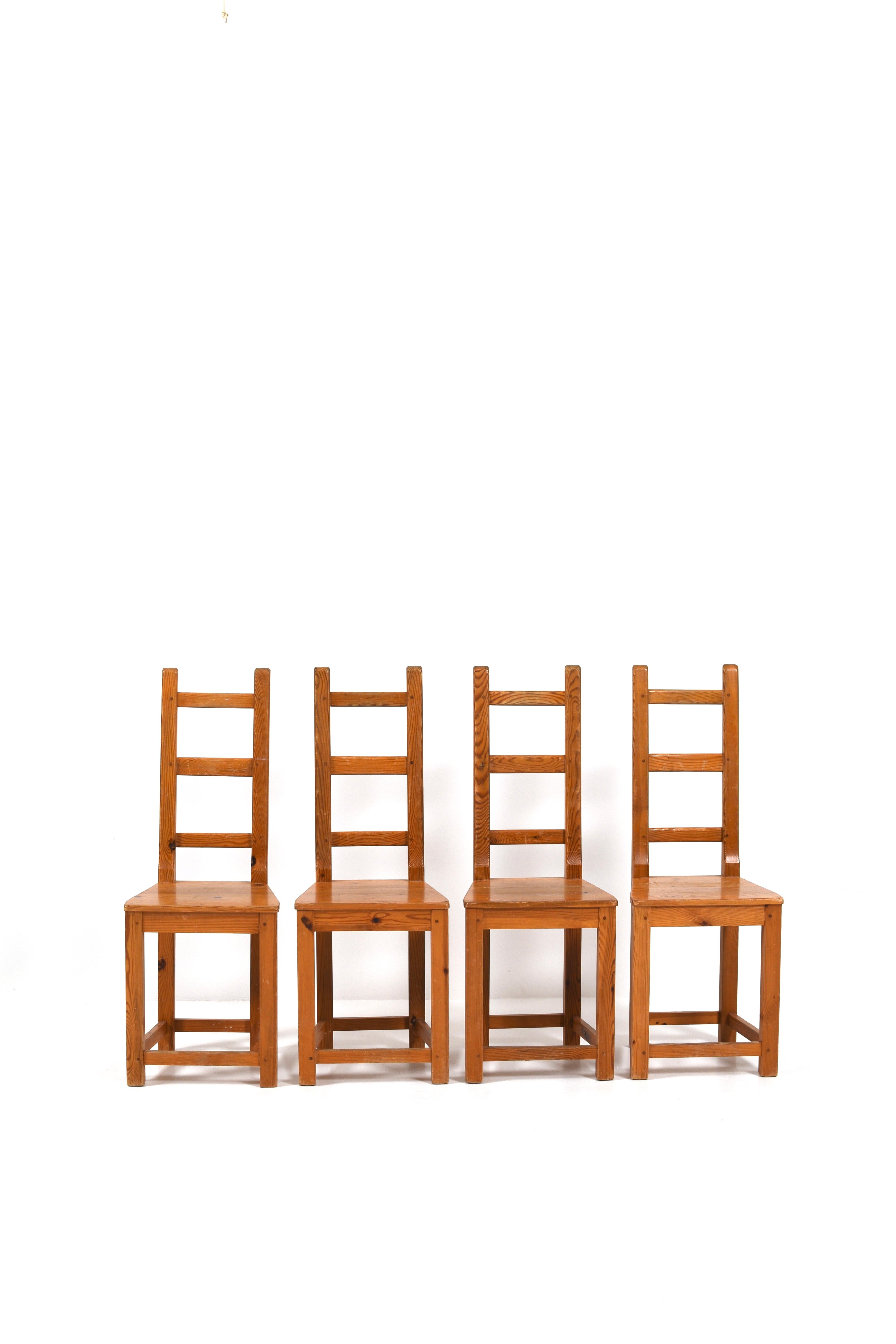 Suédois Lot de 4 chaises de salle à manger à dossier en échelle en pin de Sven Larsson, 1970, Suède en vente