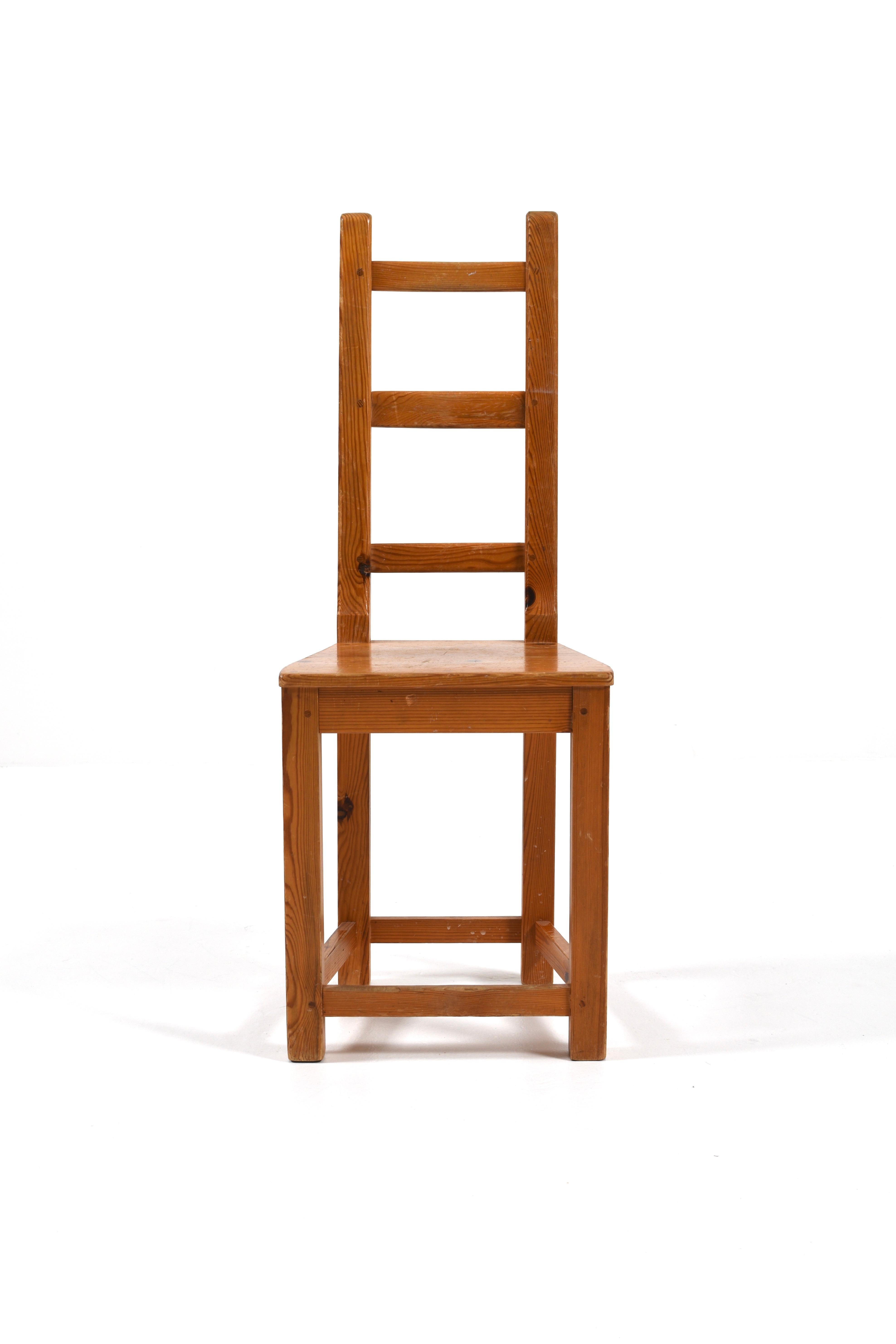 Lot de 4 chaises de salle à manger à dossier en échelle en pin de Sven Larsson, 1970, Suède Bon état - En vente à Göteborg, SE
