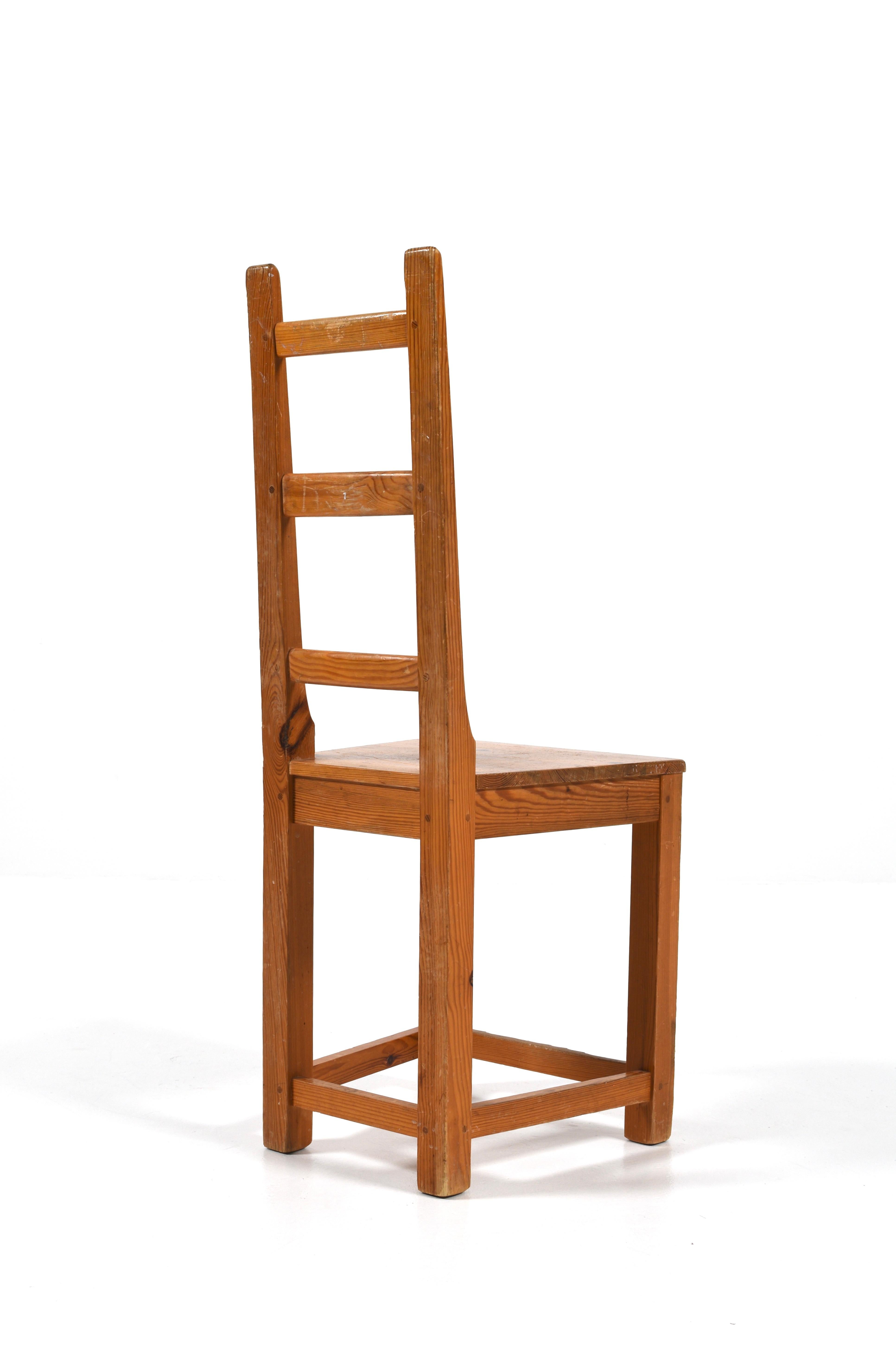 Pin Lot de 4 chaises de salle à manger à dossier en échelle en pin de Sven Larsson, 1970, Suède en vente