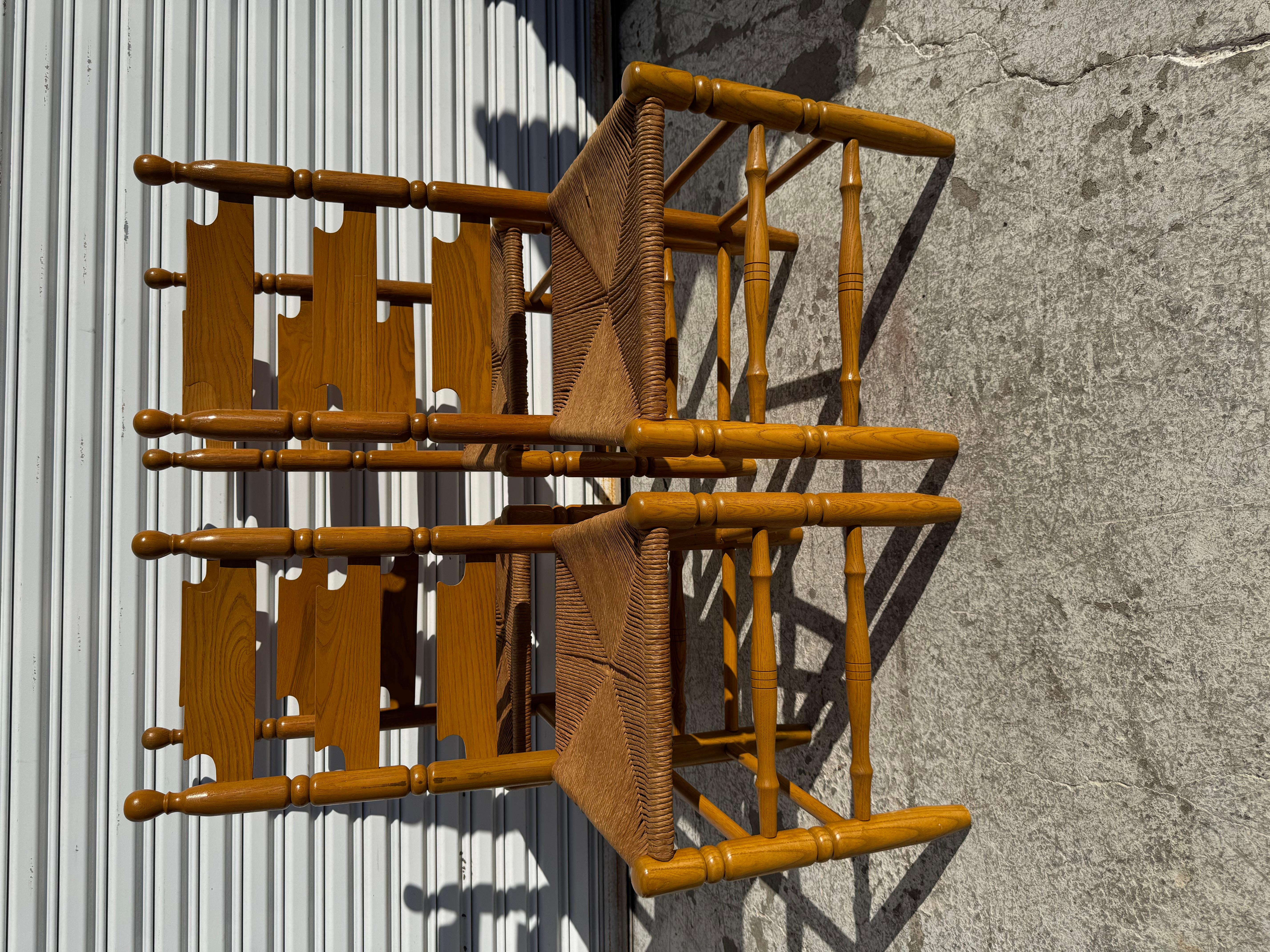 Set di 4 sedie con schienale a scaletta Rush set in Oak.
Ha 7 gambe allungate per garantire sostegno e robustezza.