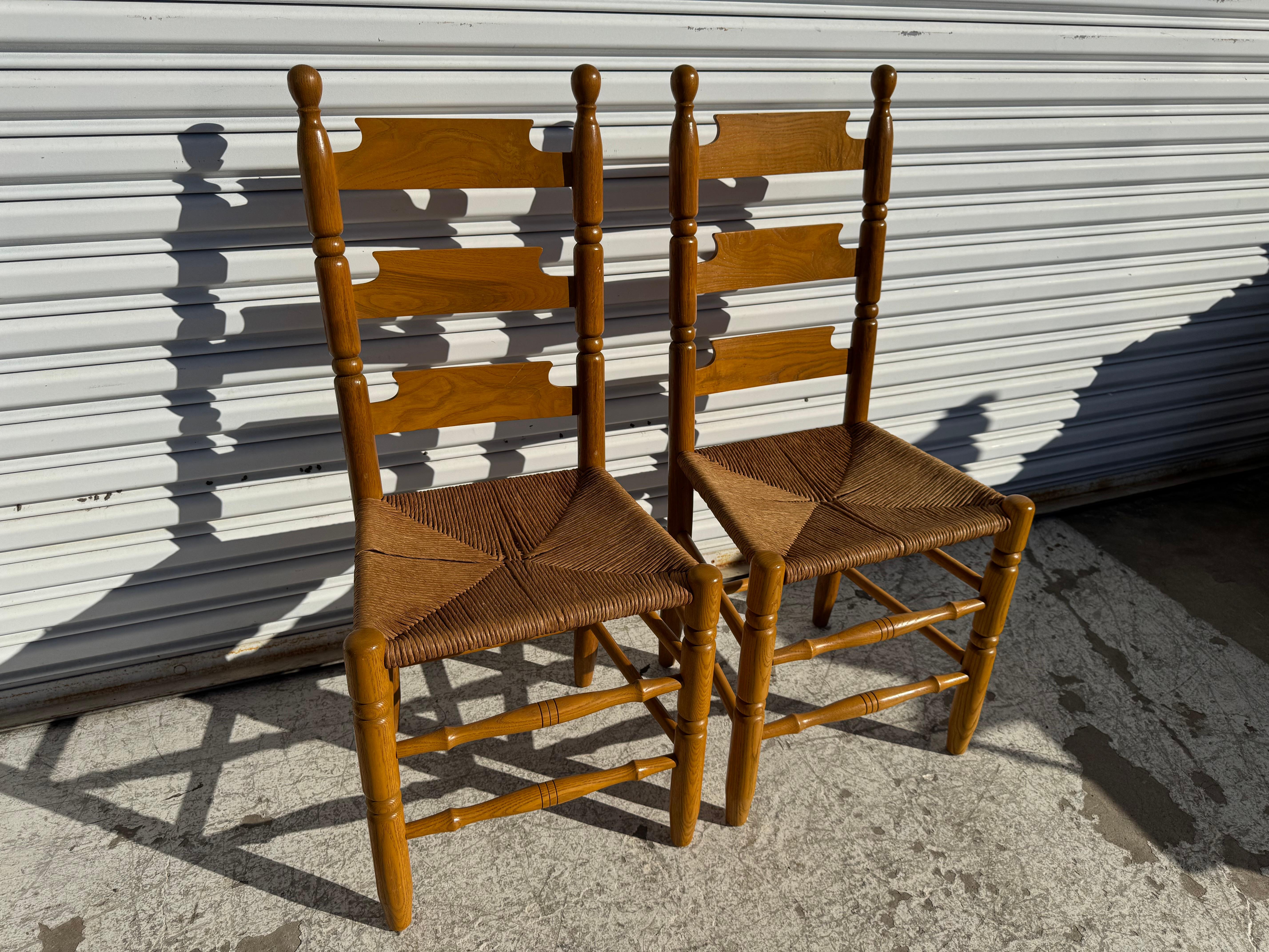 Classico americano Set di 4 sedie da pranzo con schienale a scaletta con seduta inferiore in giunco in vendita