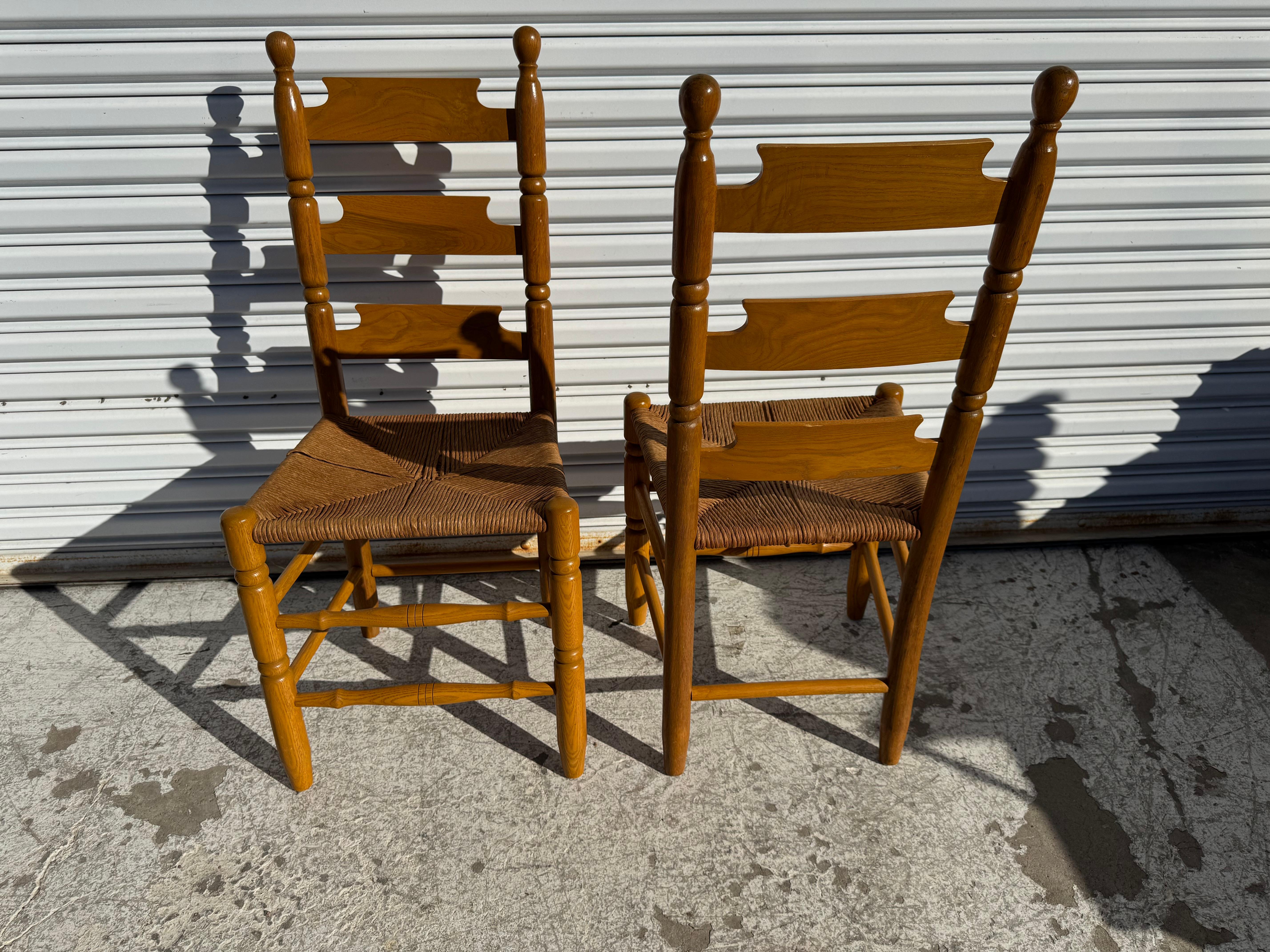 Americano Set di 4 sedie da pranzo con schienale a scaletta con seduta inferiore in giunco in vendita