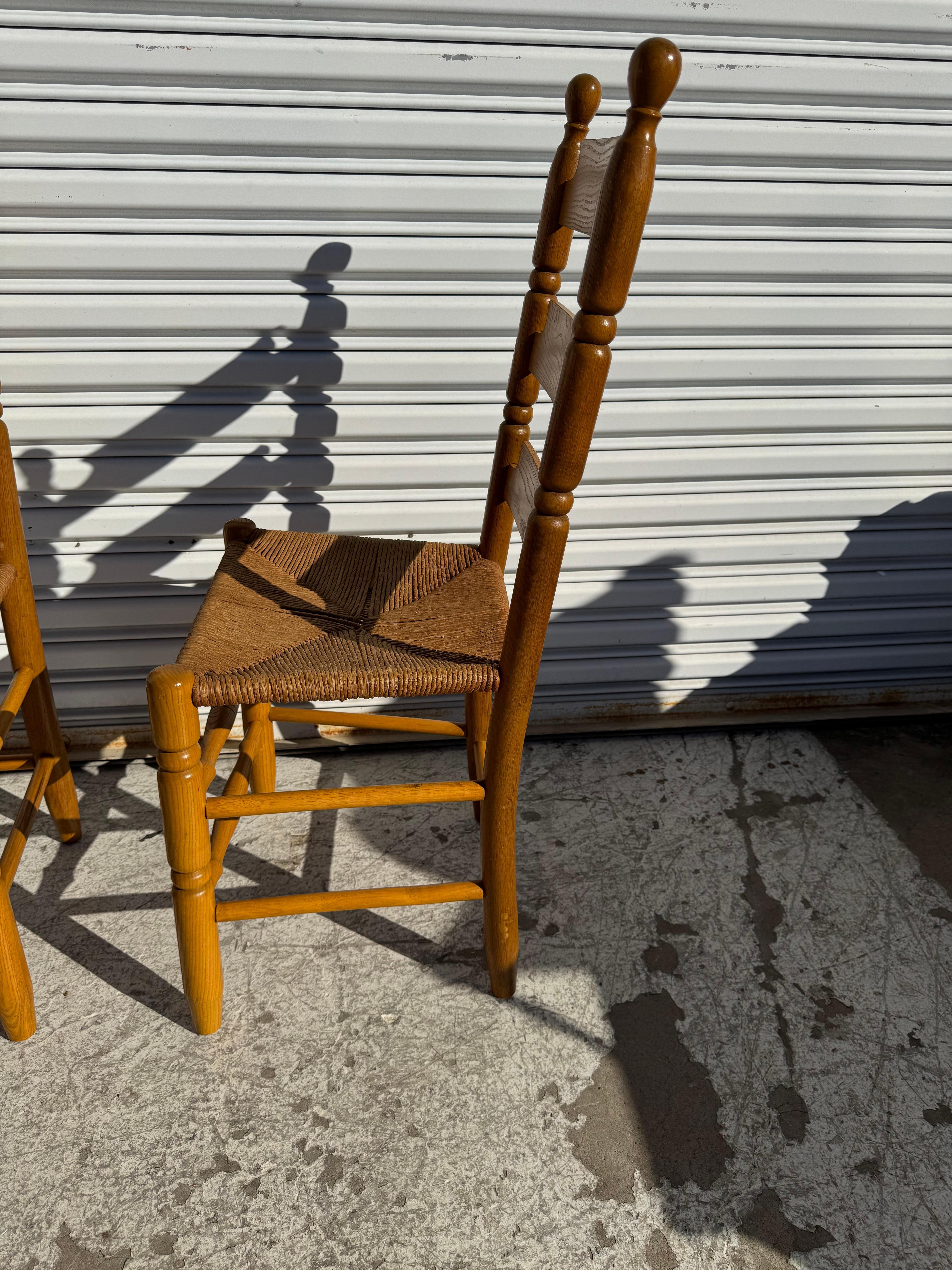 Set di 4 sedie da pranzo con schienale a scaletta con seduta inferiore in giunco In condizioni buone in vendita a Pasadena, TX